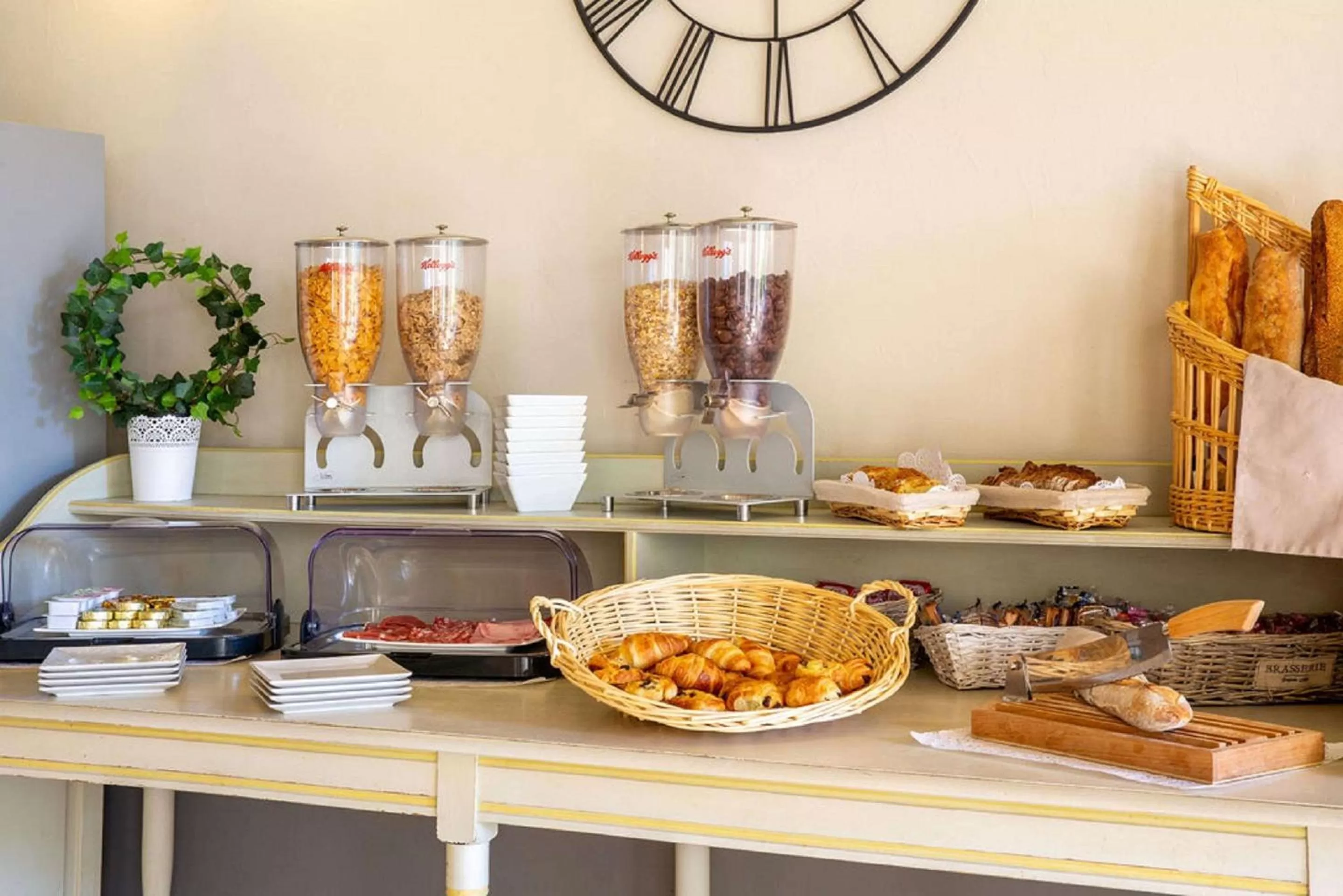 Restaurant/places to eat in Best Western Le Val Majour