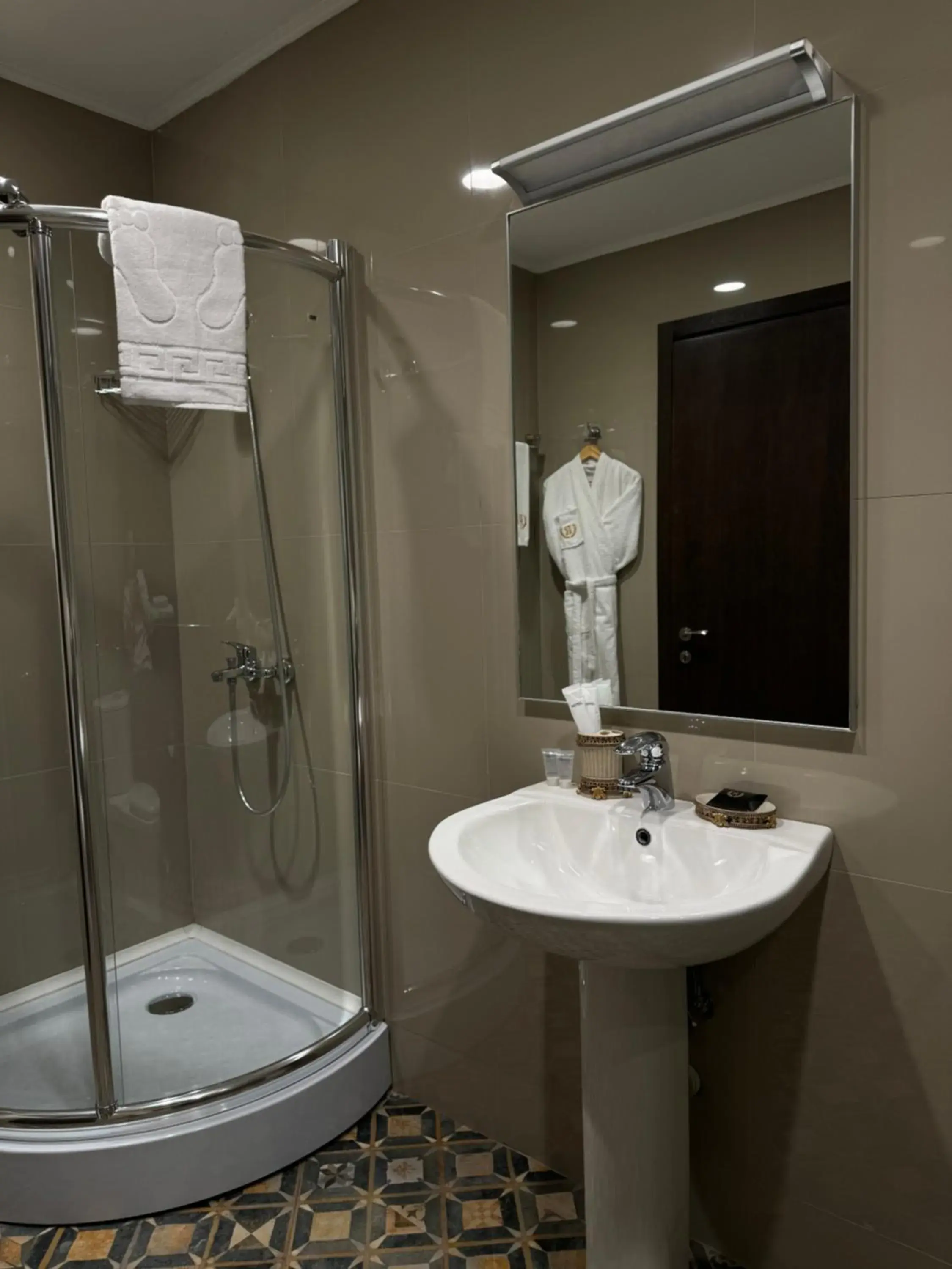 Shower, Bathroom in Redline Hotel