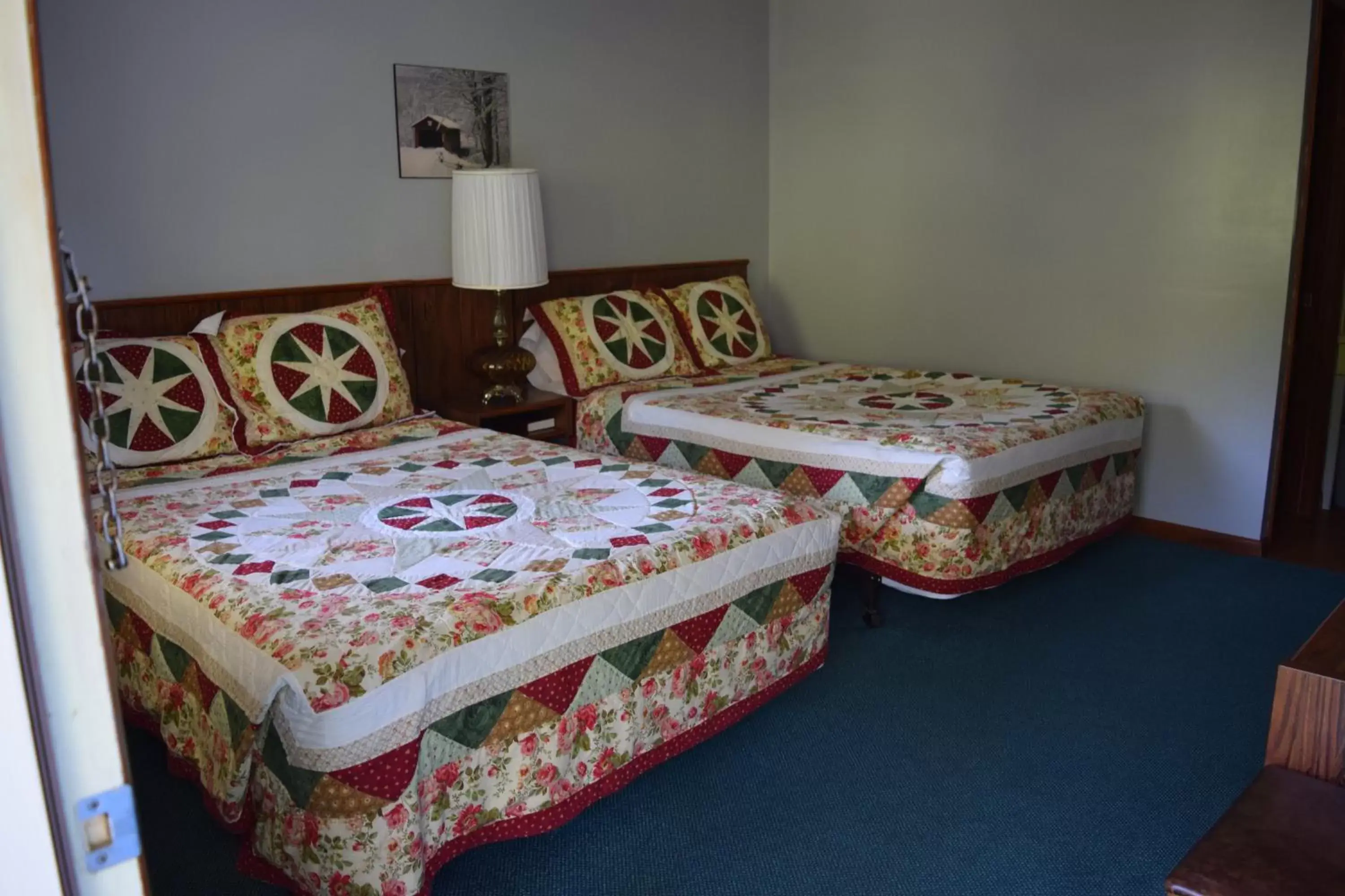 Bed in Green Valley Motor Lodge