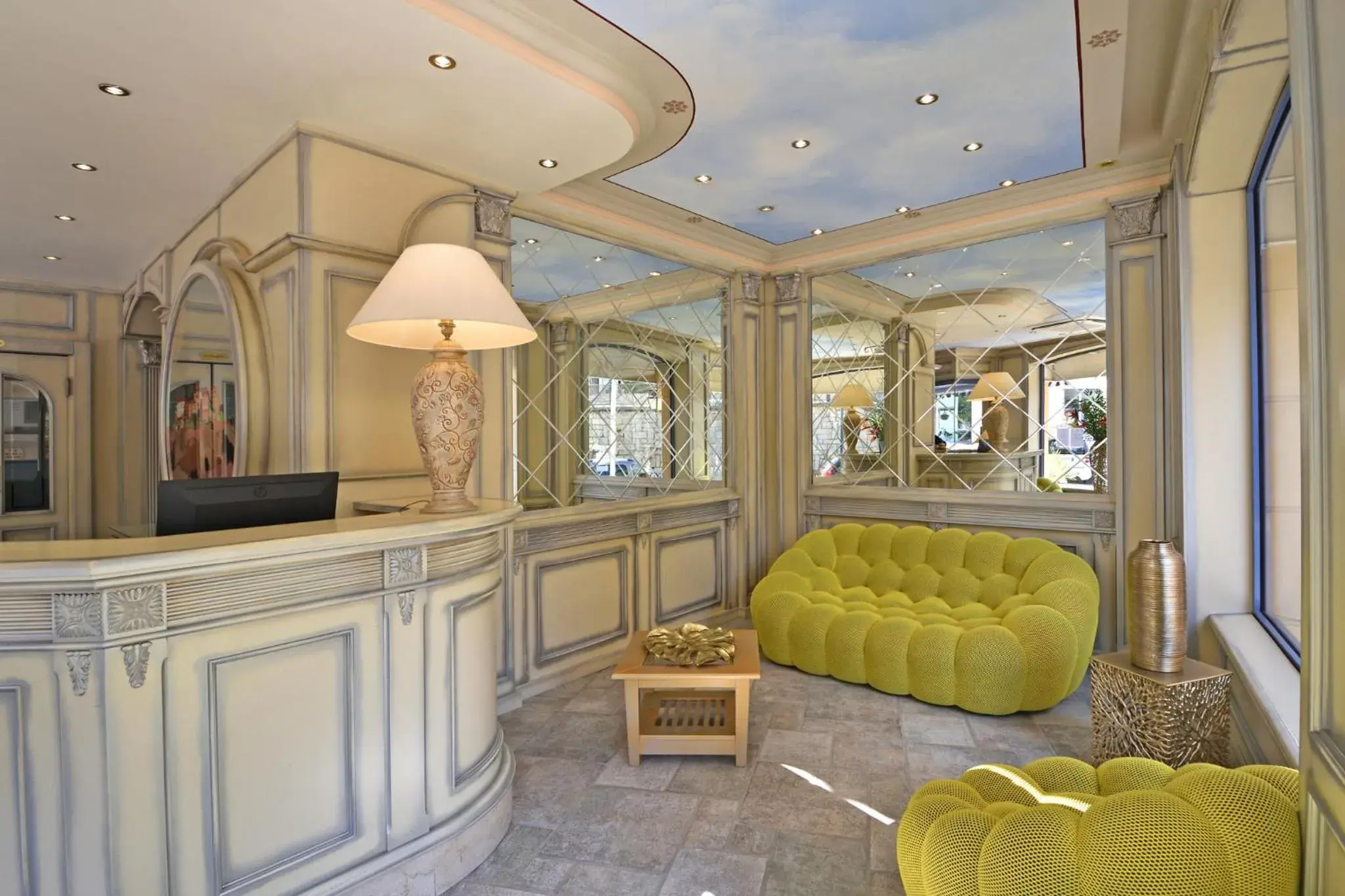 Living room, Lobby/Reception in Hôtel Le Rocher