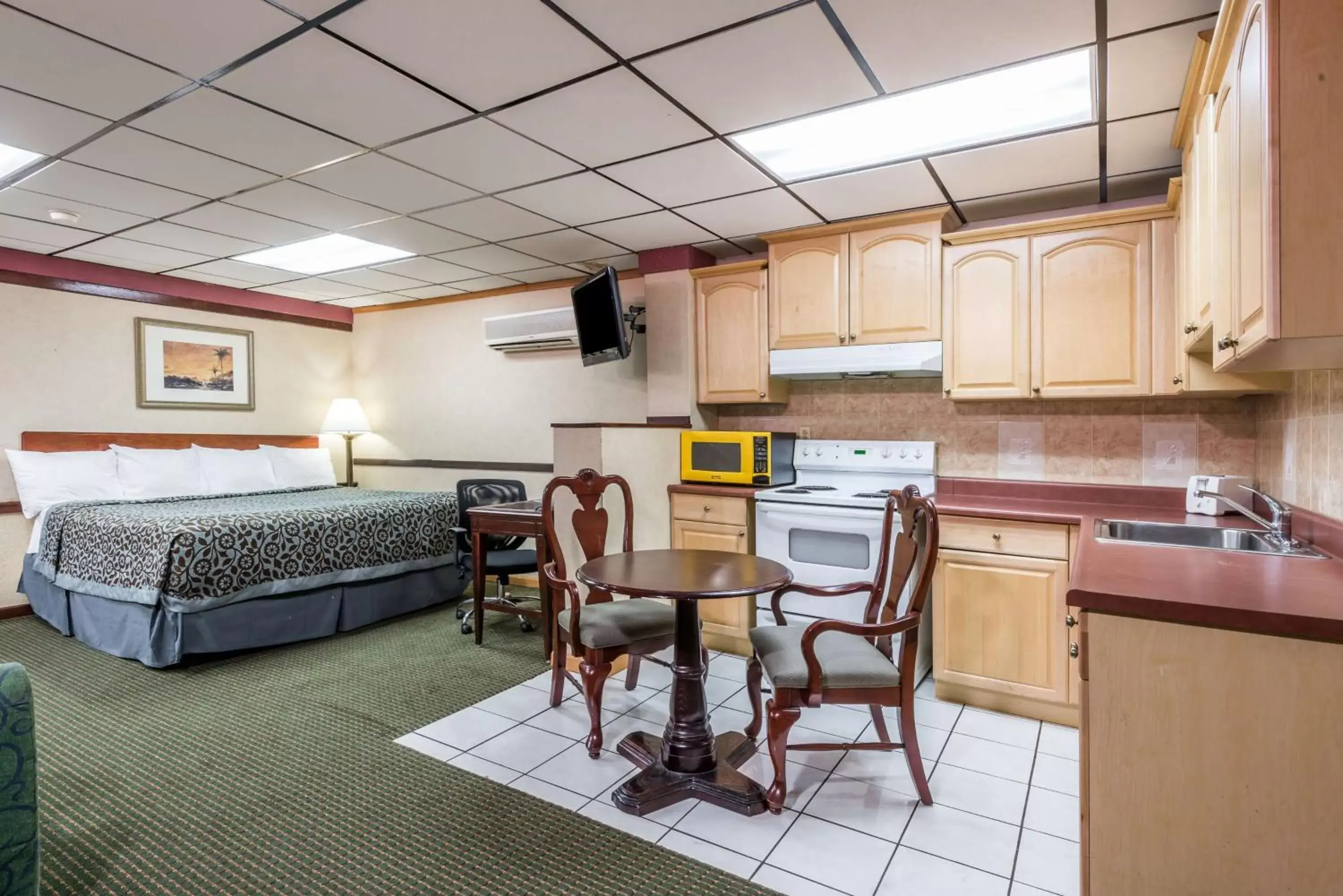 Photo of the whole room, Kitchen/Kitchenette in Days Inn by Wyndham Pittsburgh