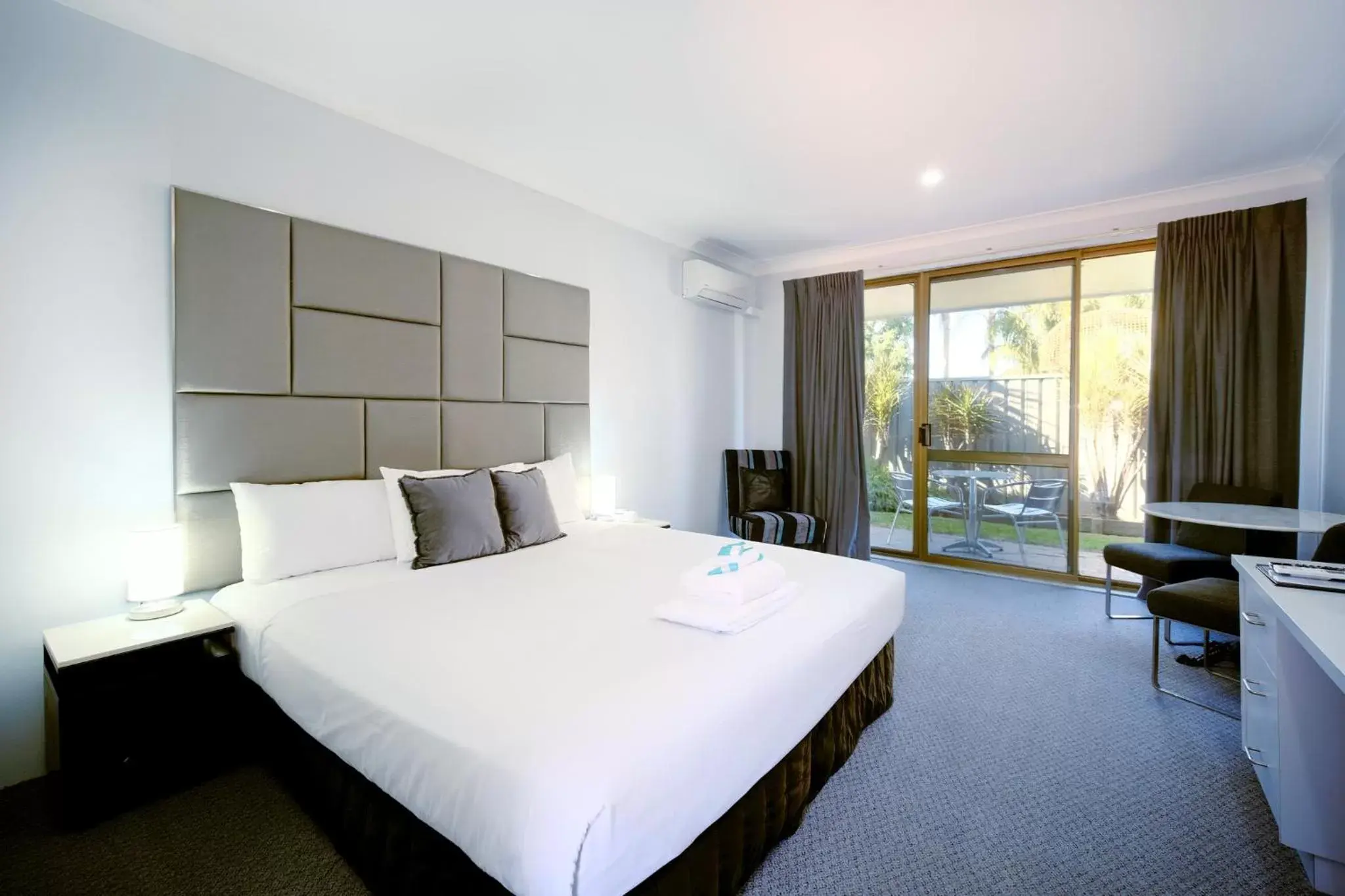 Bedroom, Bed in Island Palms Motor Inn