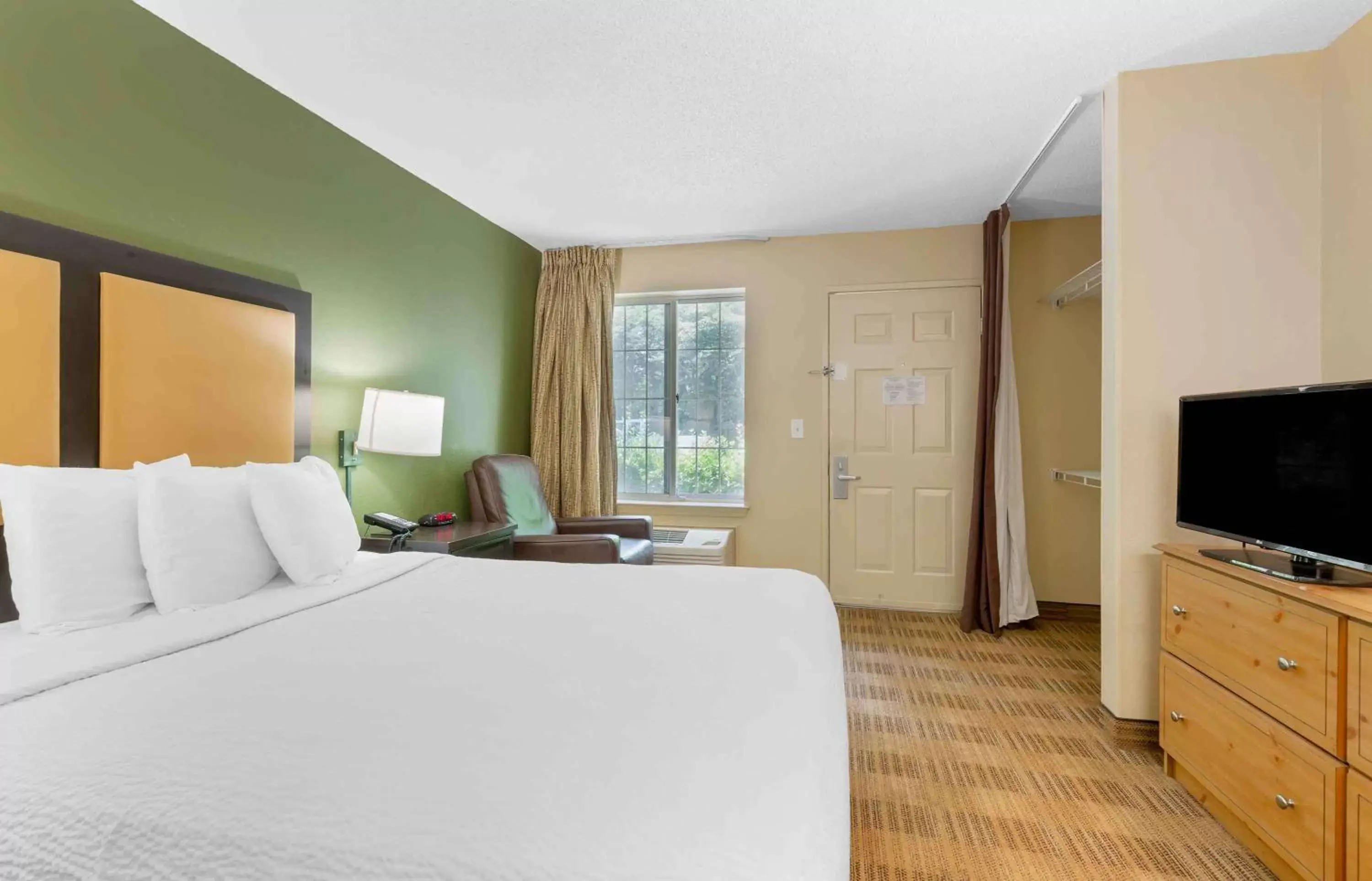 Bedroom, TV/Entertainment Center in Extended Stay America Suites - Washington, DC - Sterling - Dulles