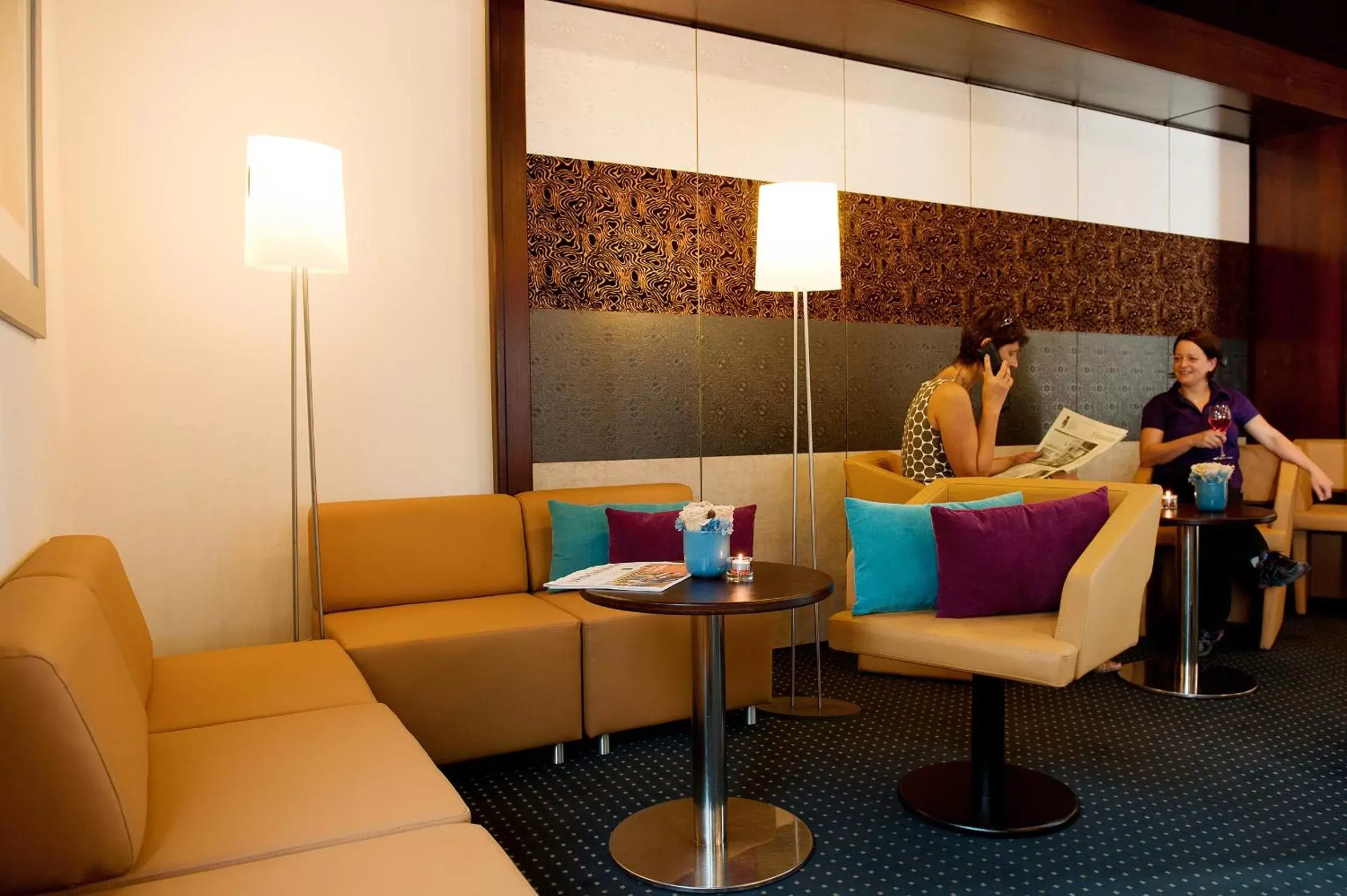 Lounge or bar in ACHAT Hotel Regensburg im Park Lounge or bar in ACHAT Hotel Regensburg im Park