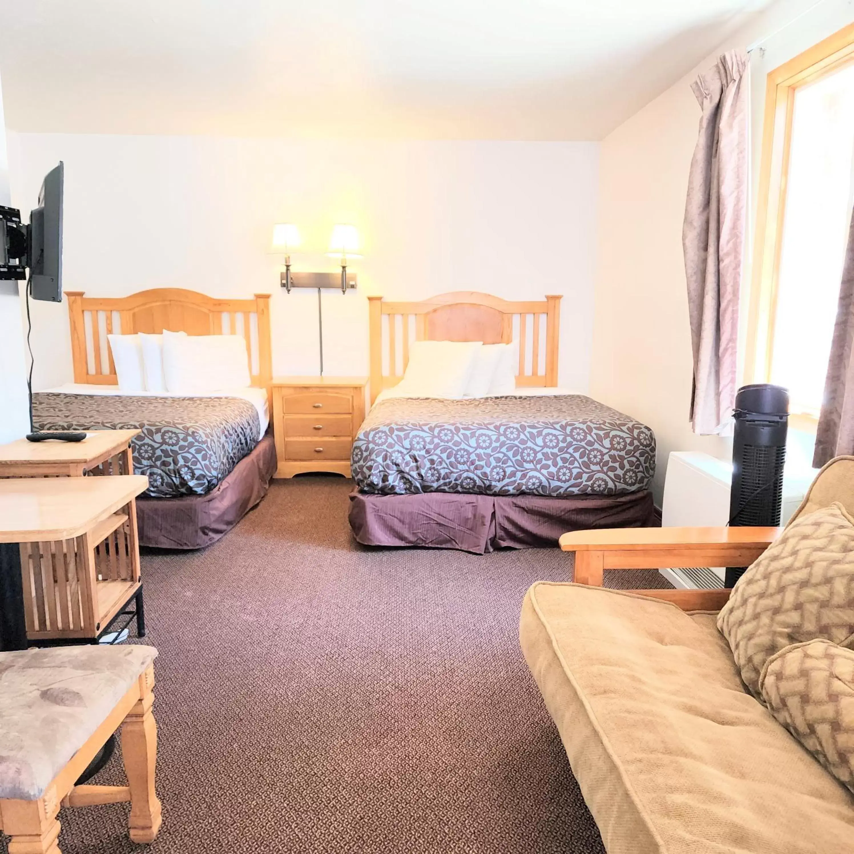 Photo of the whole room, Bed in Canyon Motel