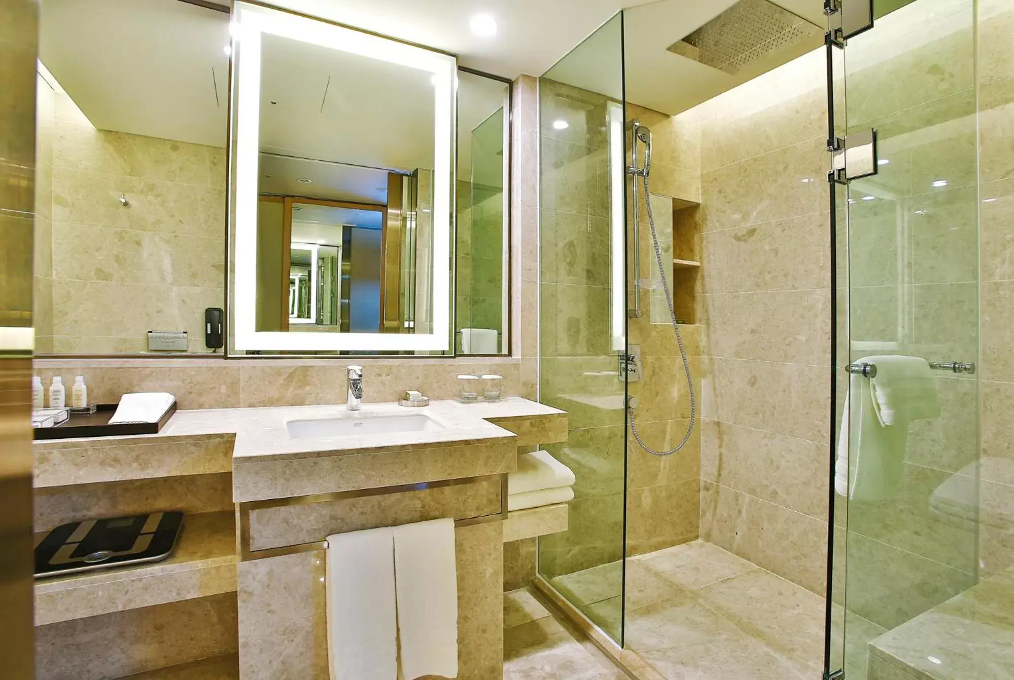 Bathroom in Hotel Hyundai by Lahan Ulsan