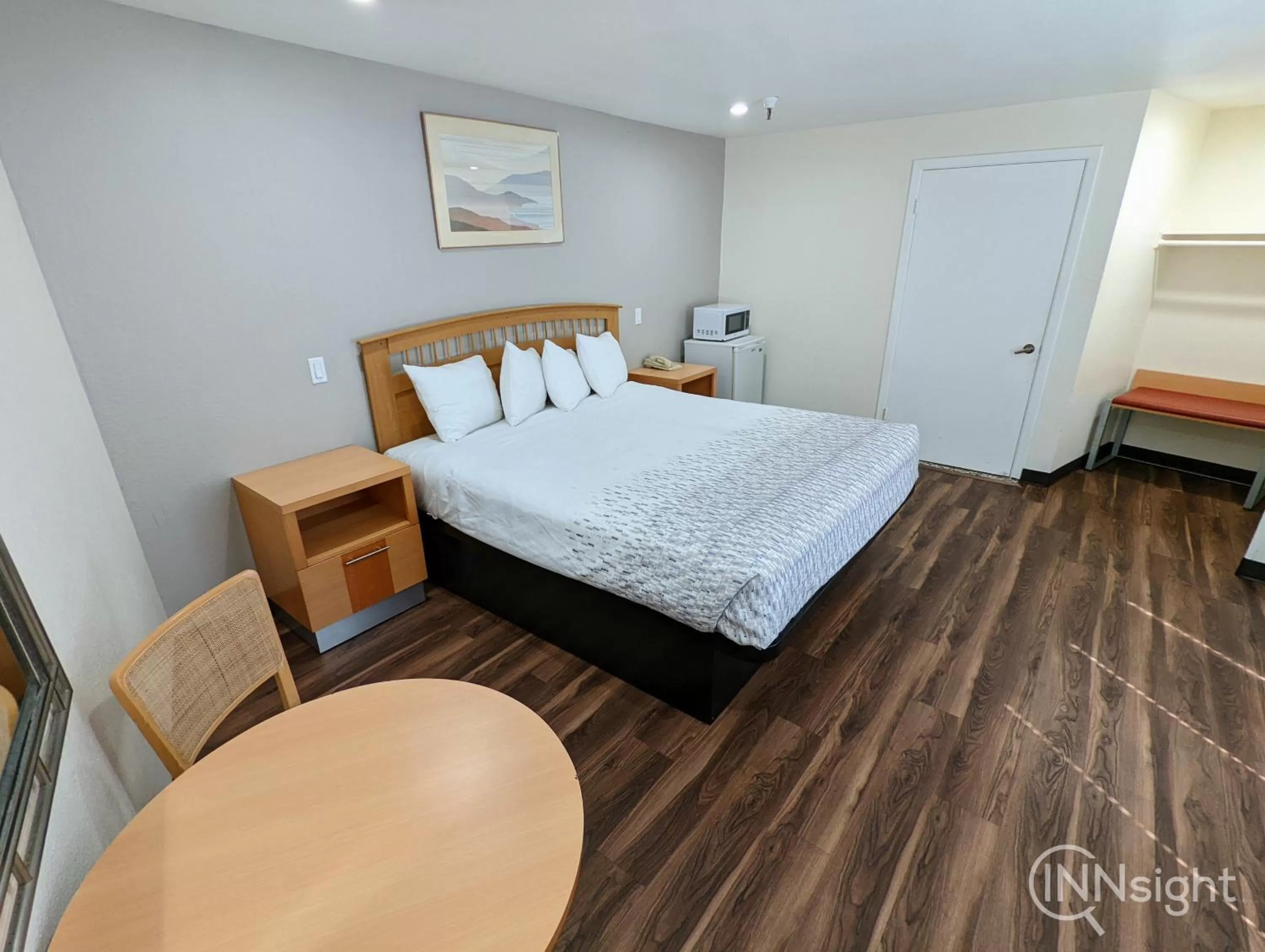 Photo of the whole room, Bed in Royal Inn