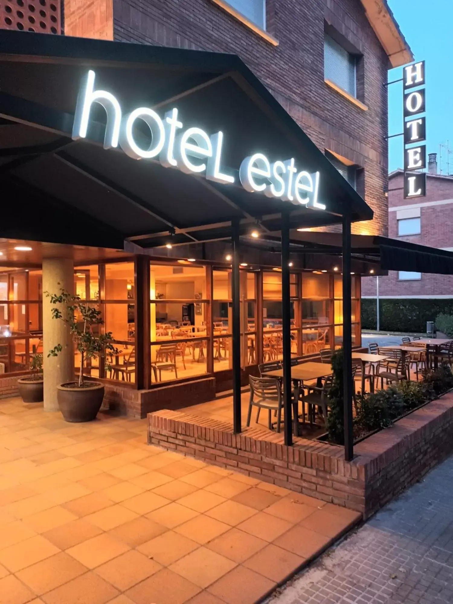 Restaurant/places to eat in Hotel Estel