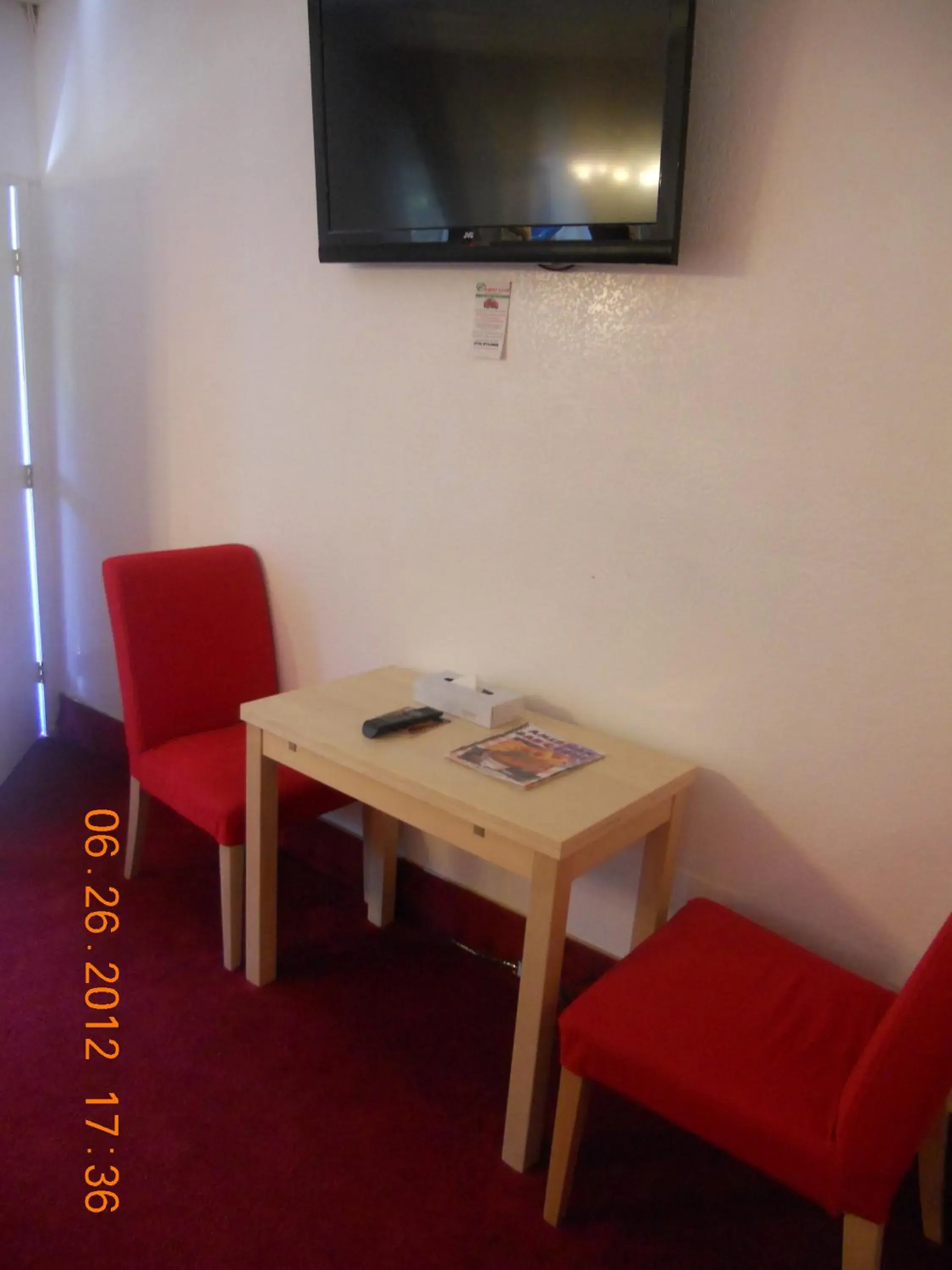 Seating area, TV/Entertainment Center in Tradewinds Airport Hotel