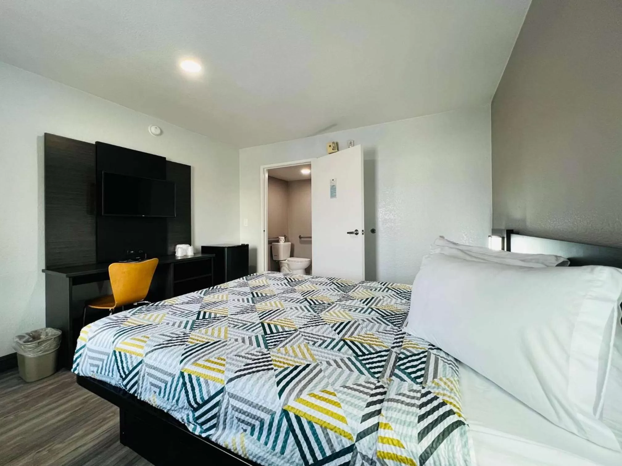 Bedroom, Bed in Motel 6-La Mesa, CA - San Diego