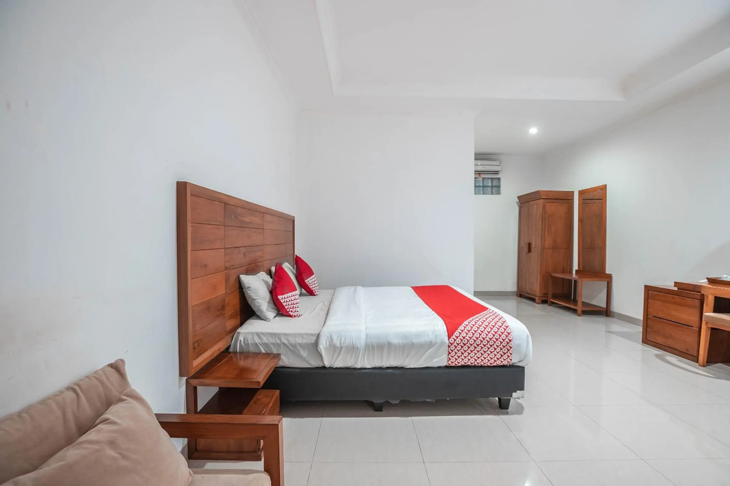 Bedroom, Bed in OYO 686 Bunga Karang Hotel