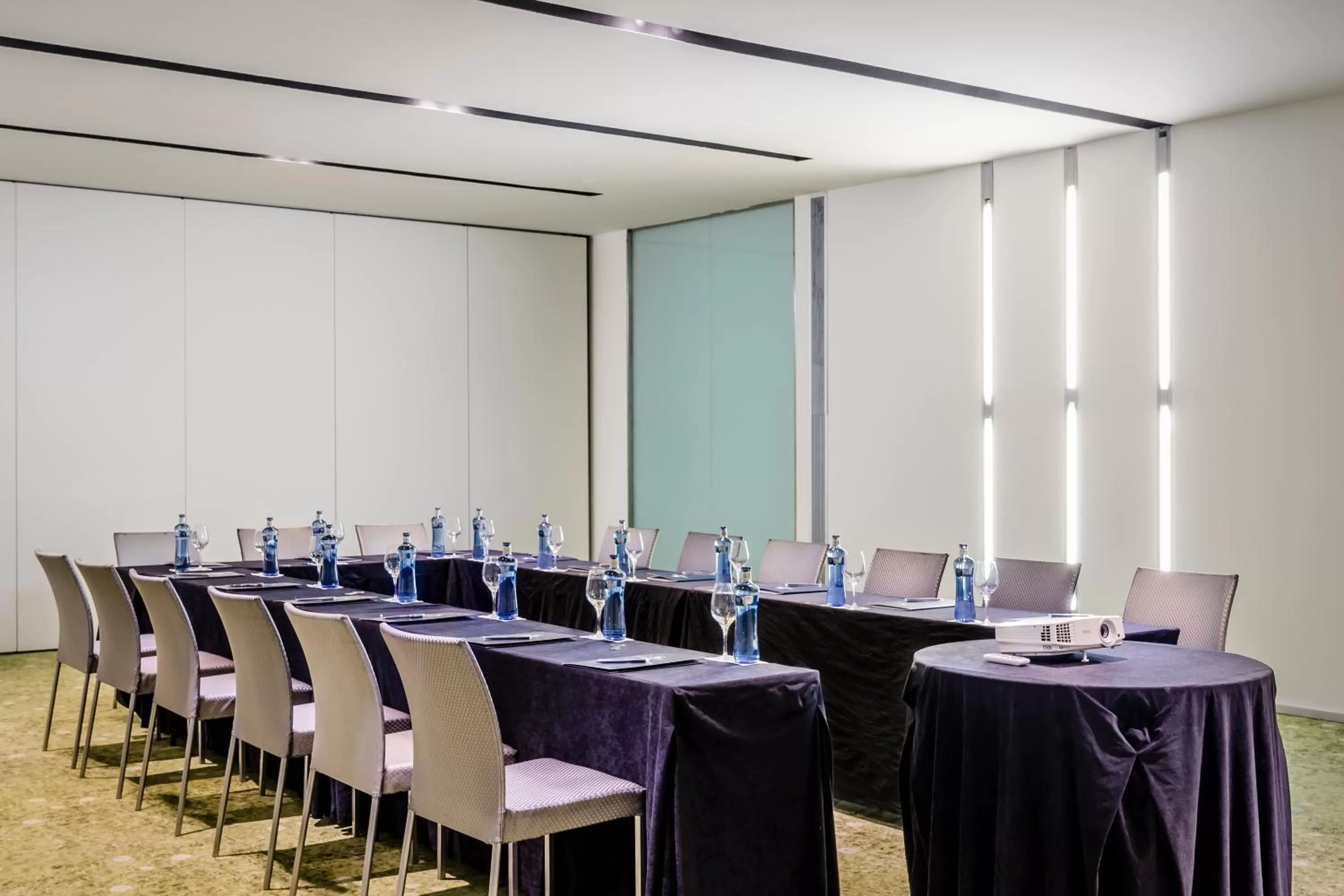 Business facilities in Ikonik Anglí