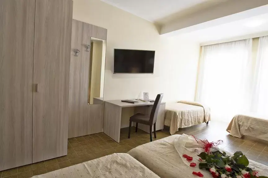 Photo of the whole room, TV/Entertainment Center in Hotel Scacciapensieri