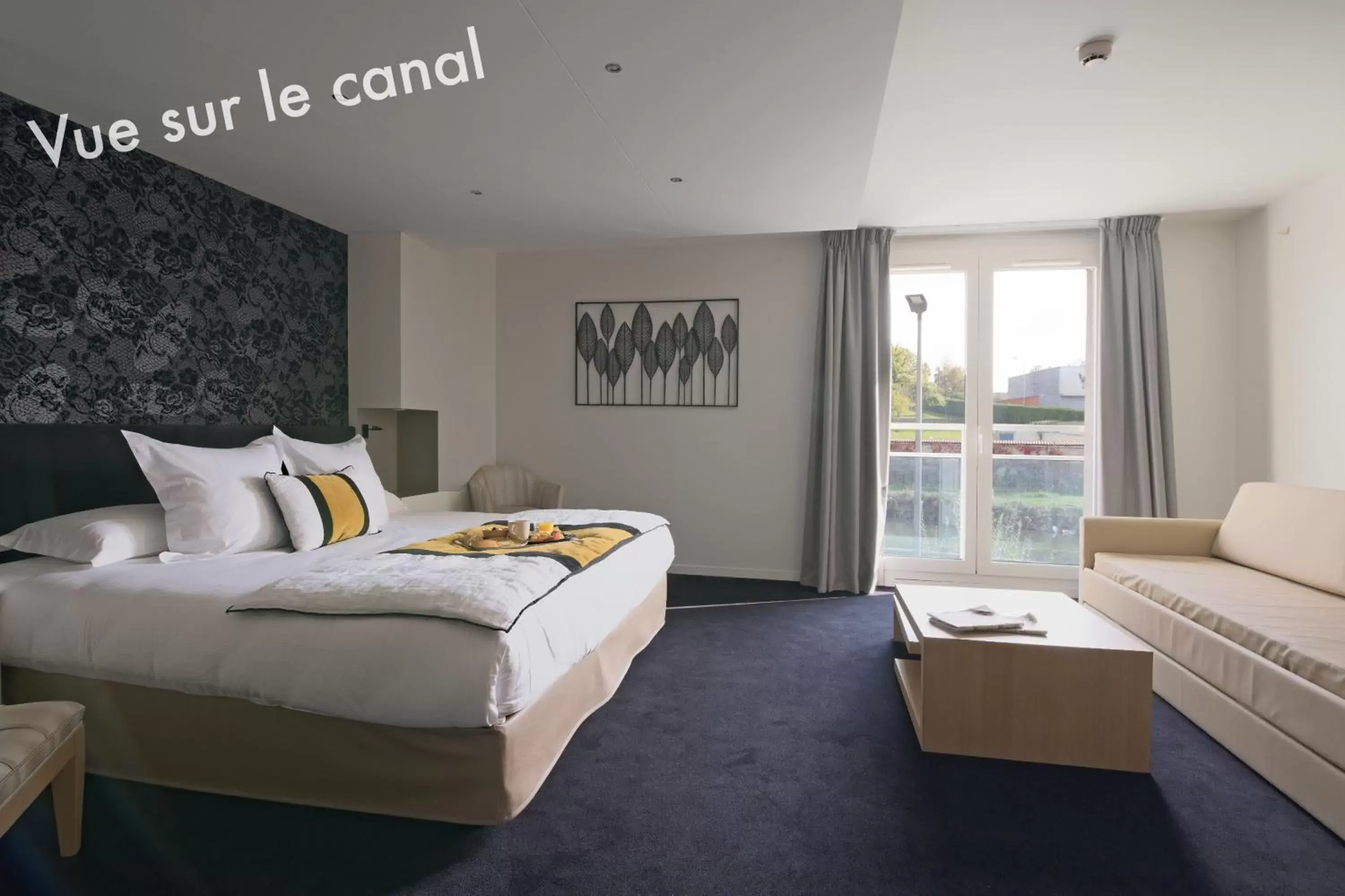 River view, Bed in Les Suites - Konine 4 - Hotel & Bar & Restaurant