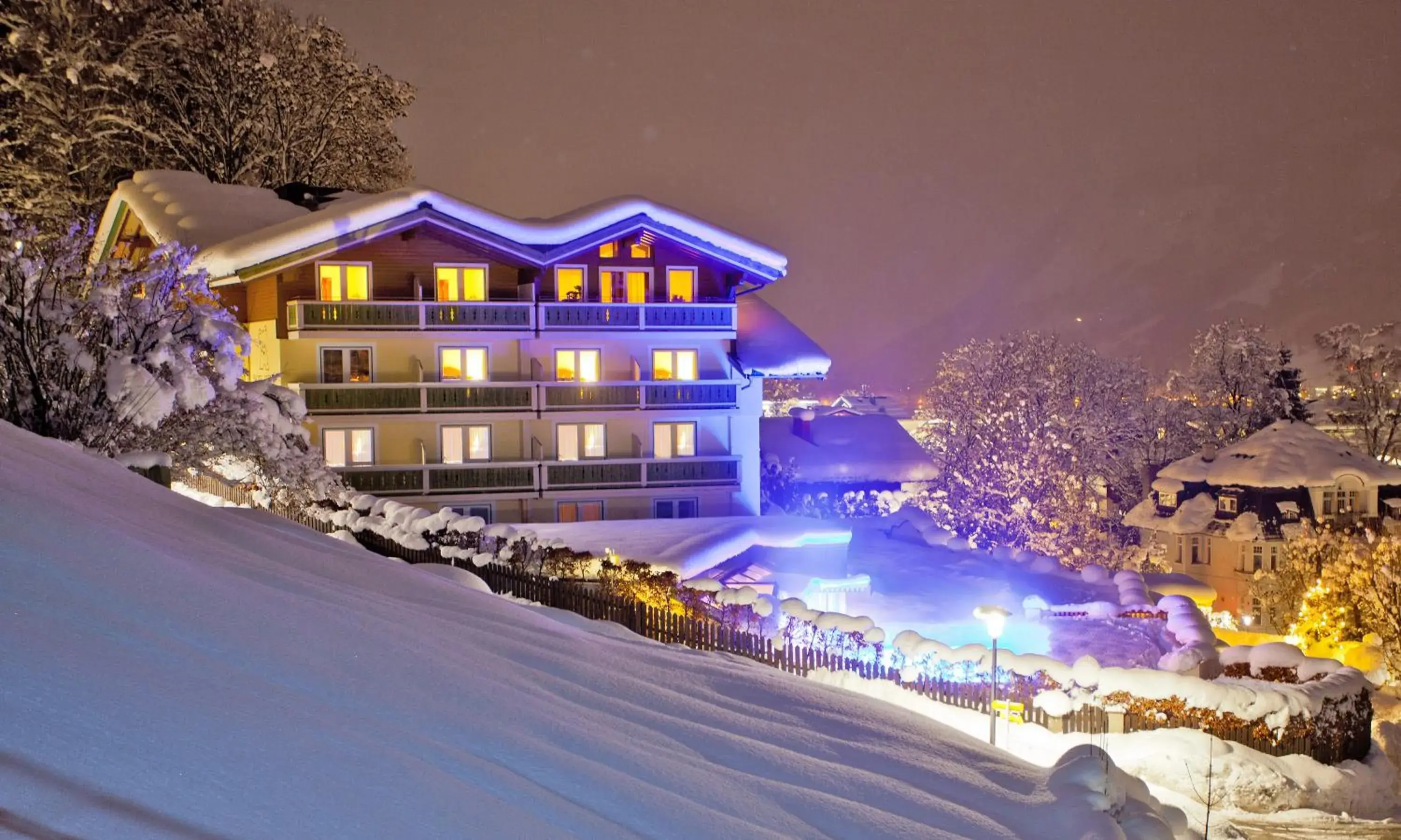 Facade/entrance, Winter in Hotel Berner