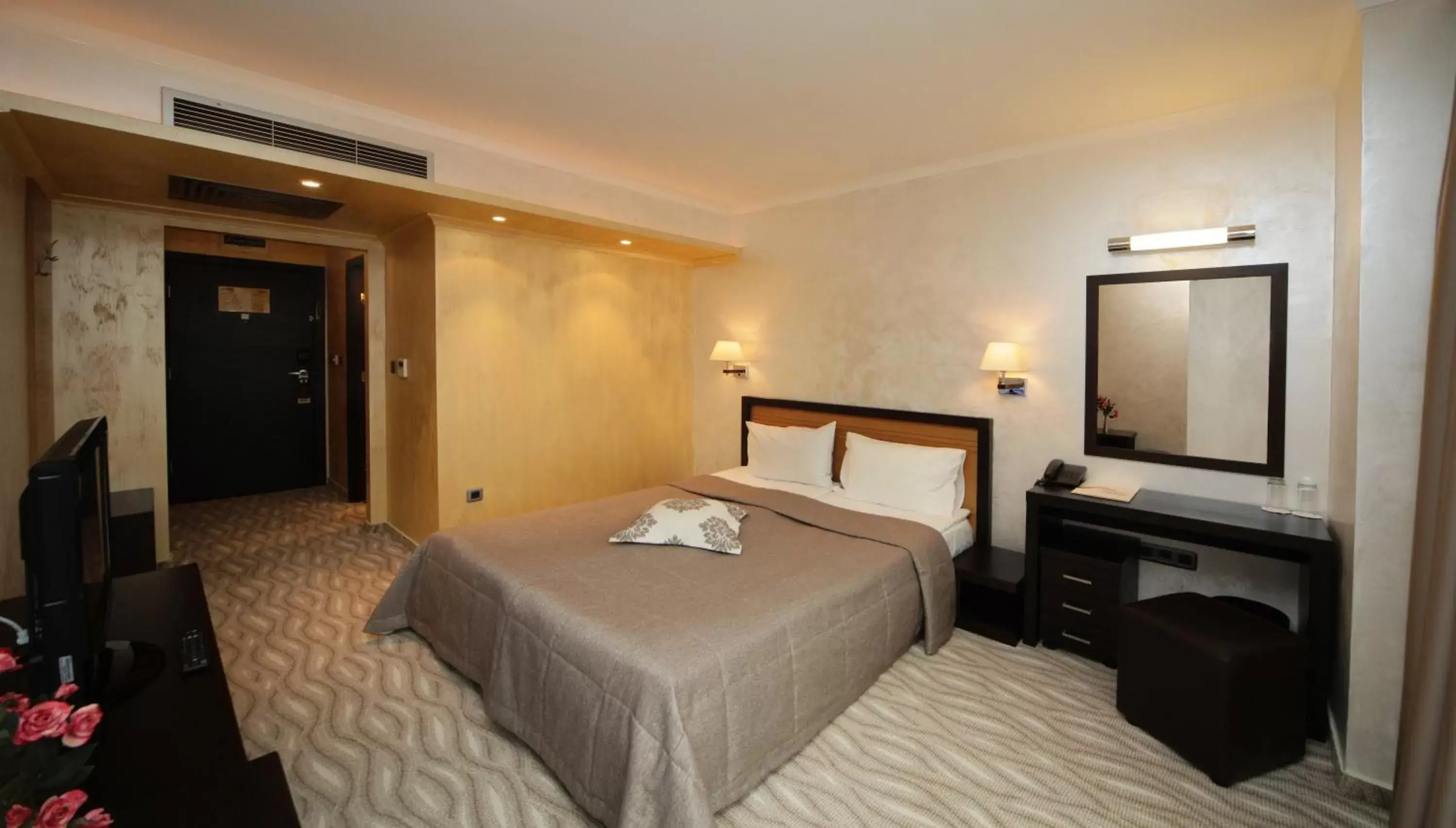 Shower, Bed in Efbet Hotel