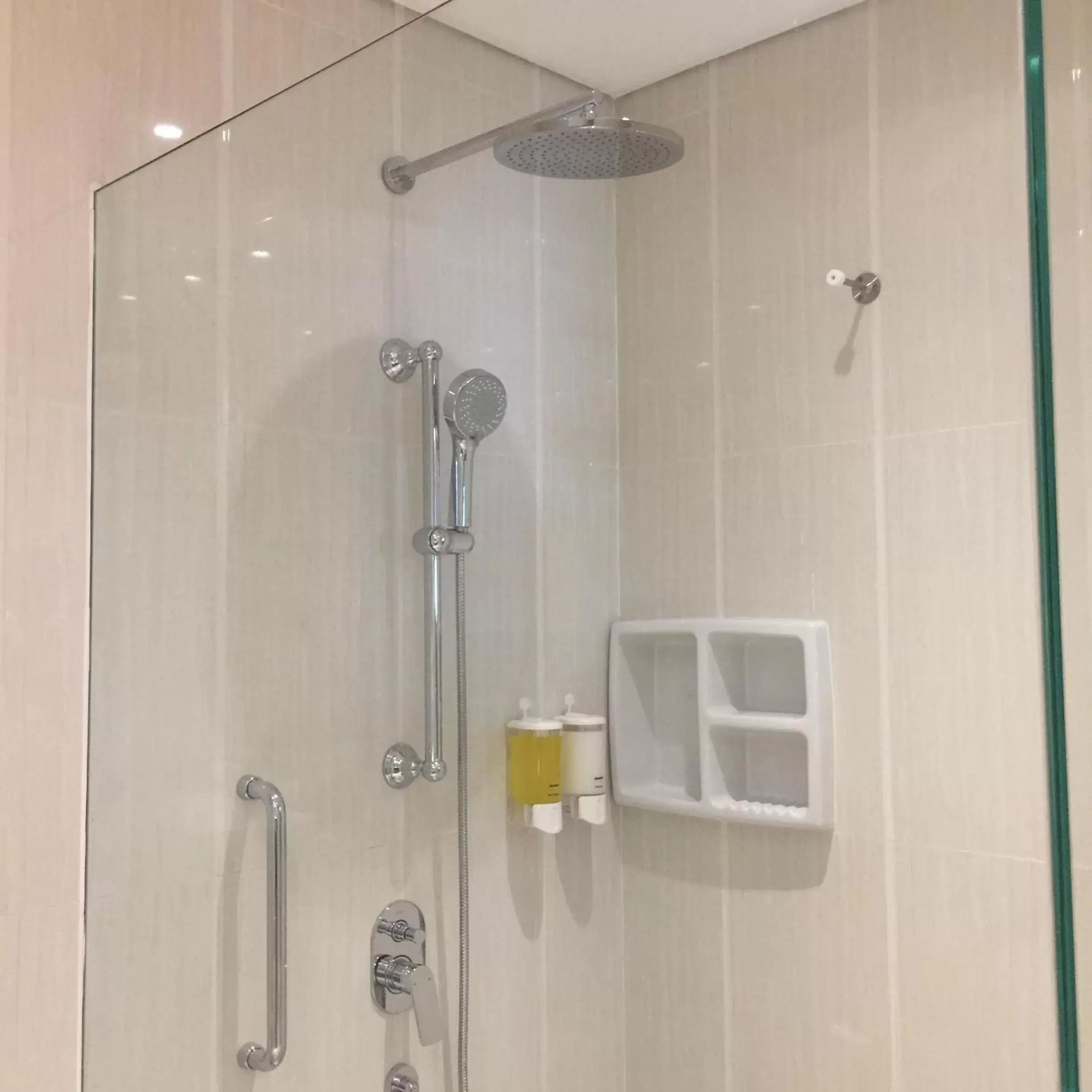 Shower in Sulis Beach Hotel & Spa