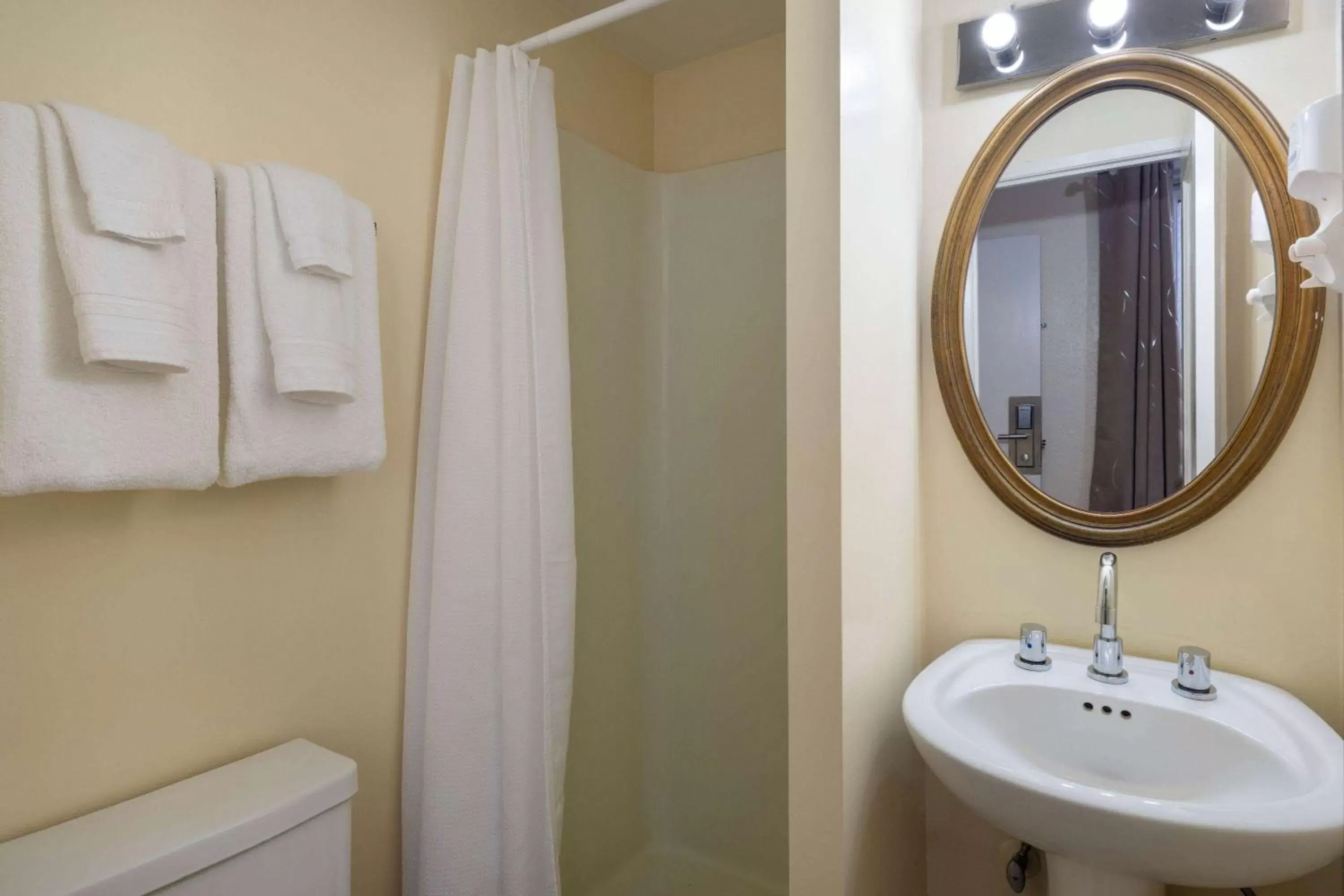 TV and multimedia, Bathroom in Gilmore Hotel, Trademark Collection by Wyndham