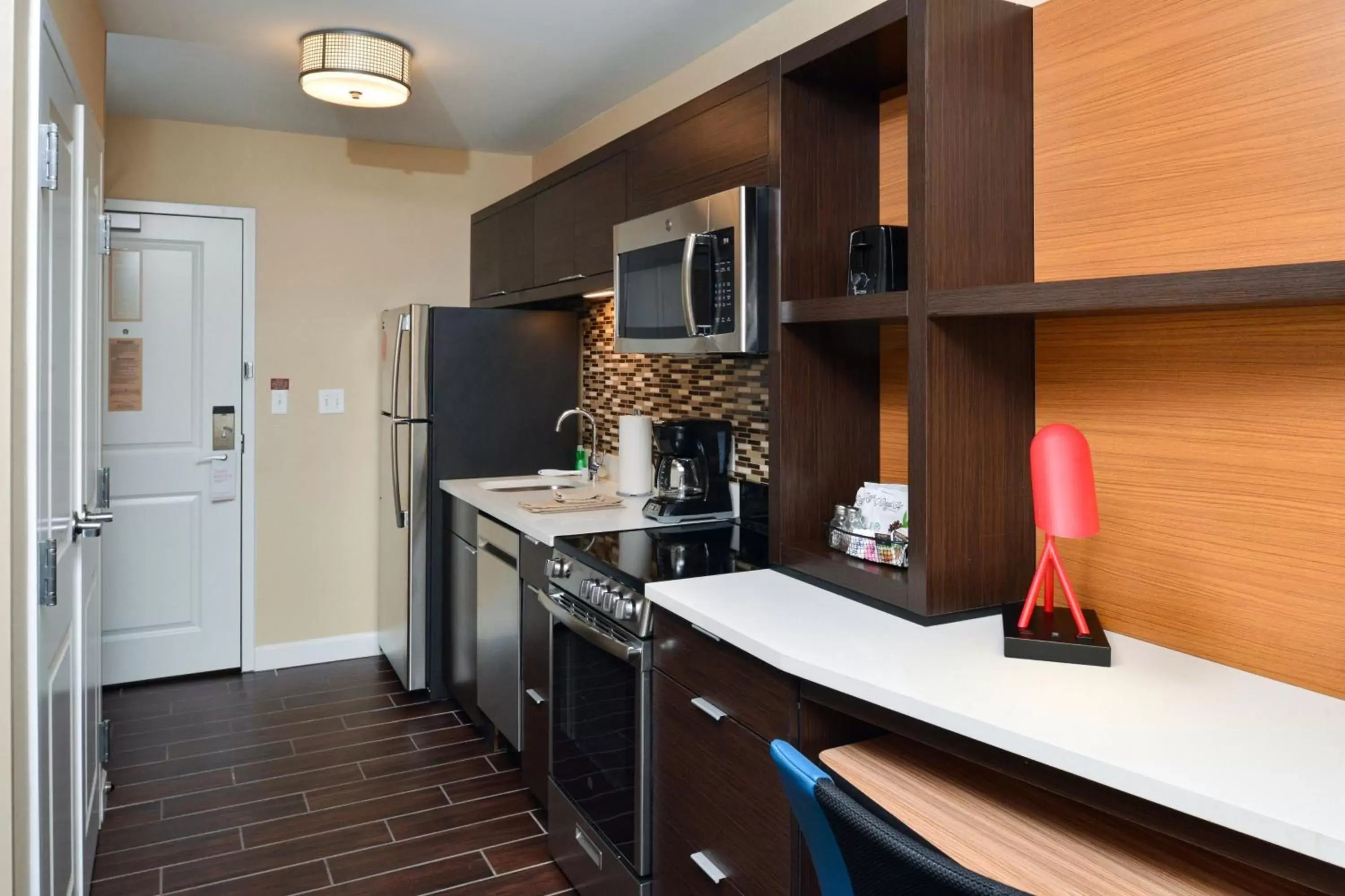 Bedroom, Kitchen/Kitchenette in TownePlace Suites by Marriott Detroit Belleville