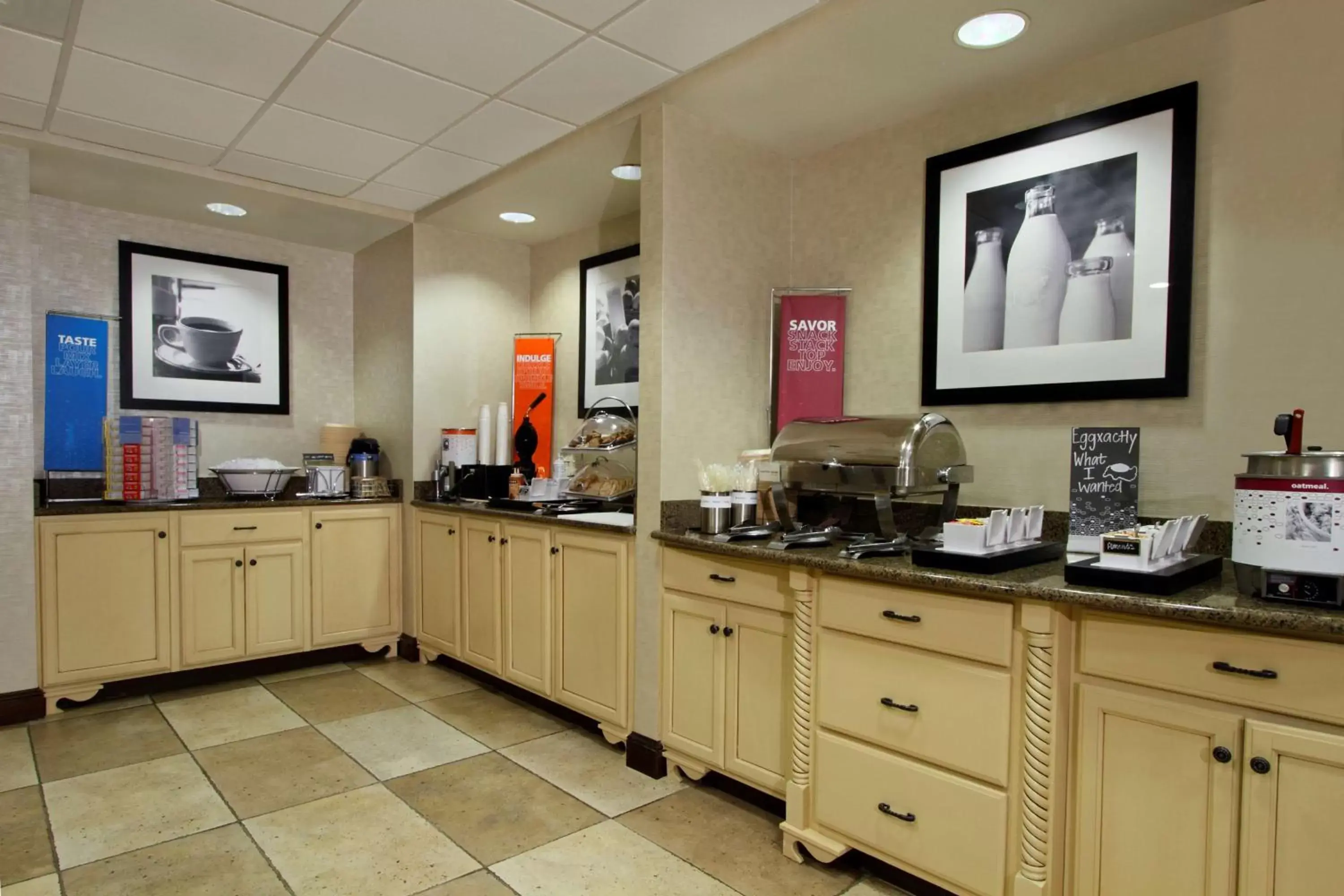 Dining area, Kitchen/Kitchenette in Hampton Inn Jasper