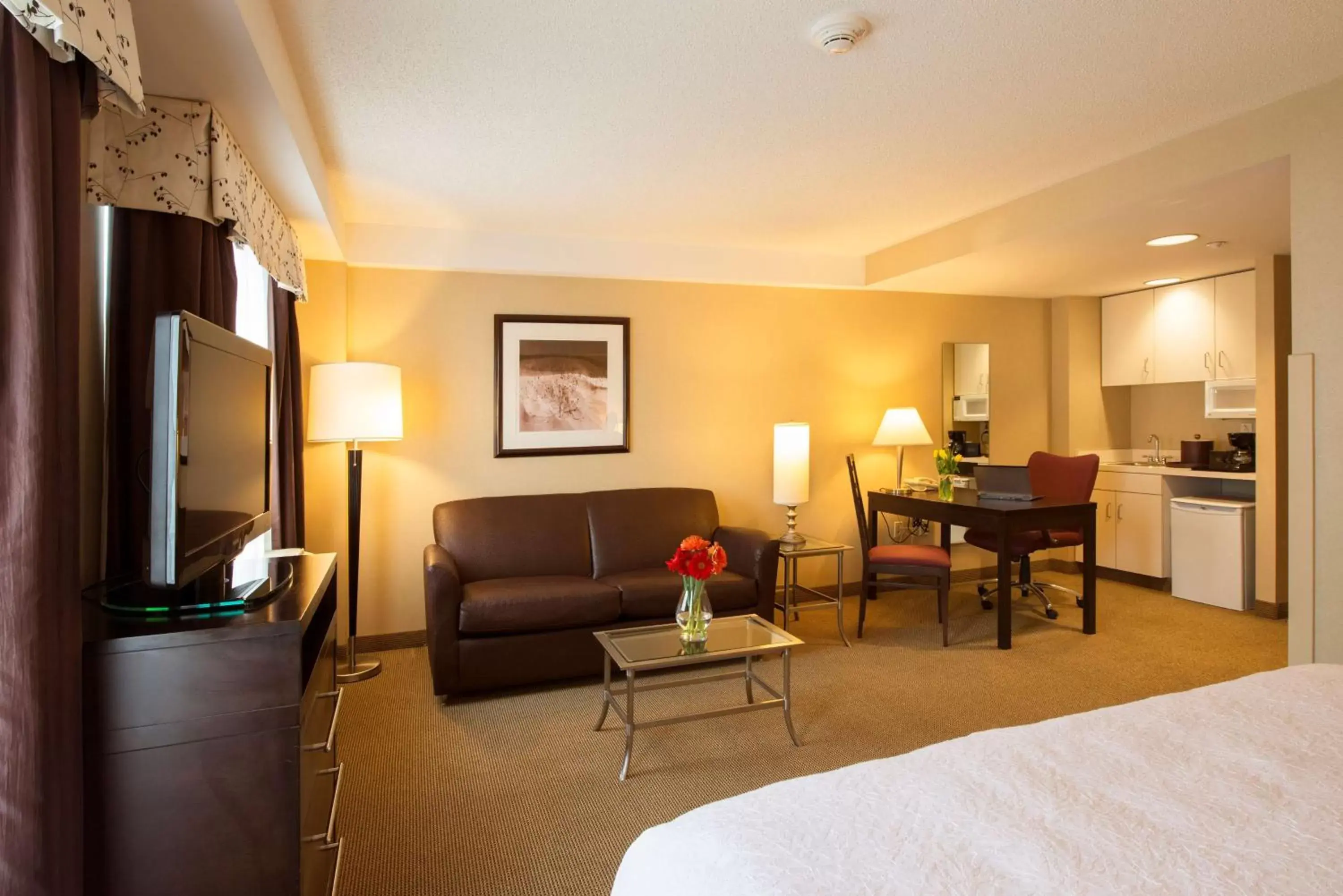 Bed, Seating Area in Hampton Inn & Suites Boston Crosstown Center