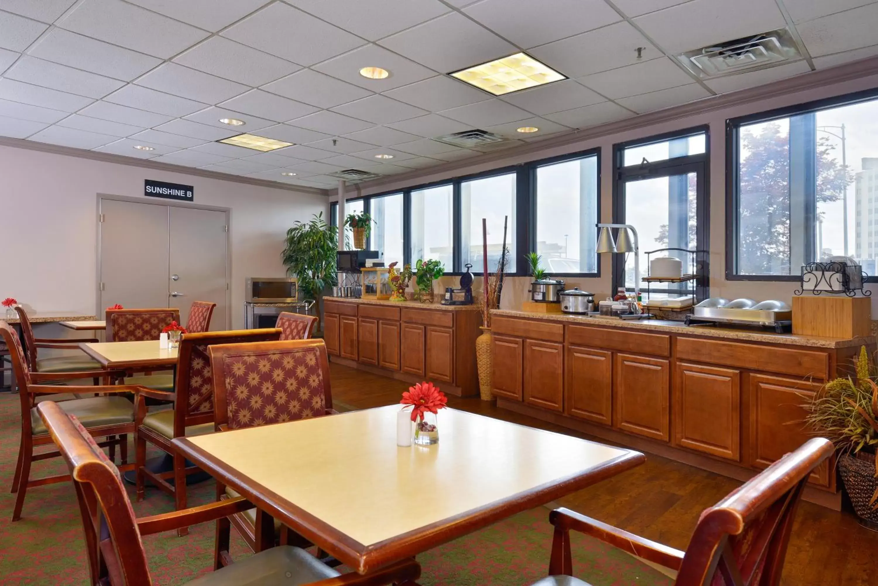 Restaurant/places to eat in Lamplighter Inn-South Restaurant/places to eat in Lamplighter Inn-South