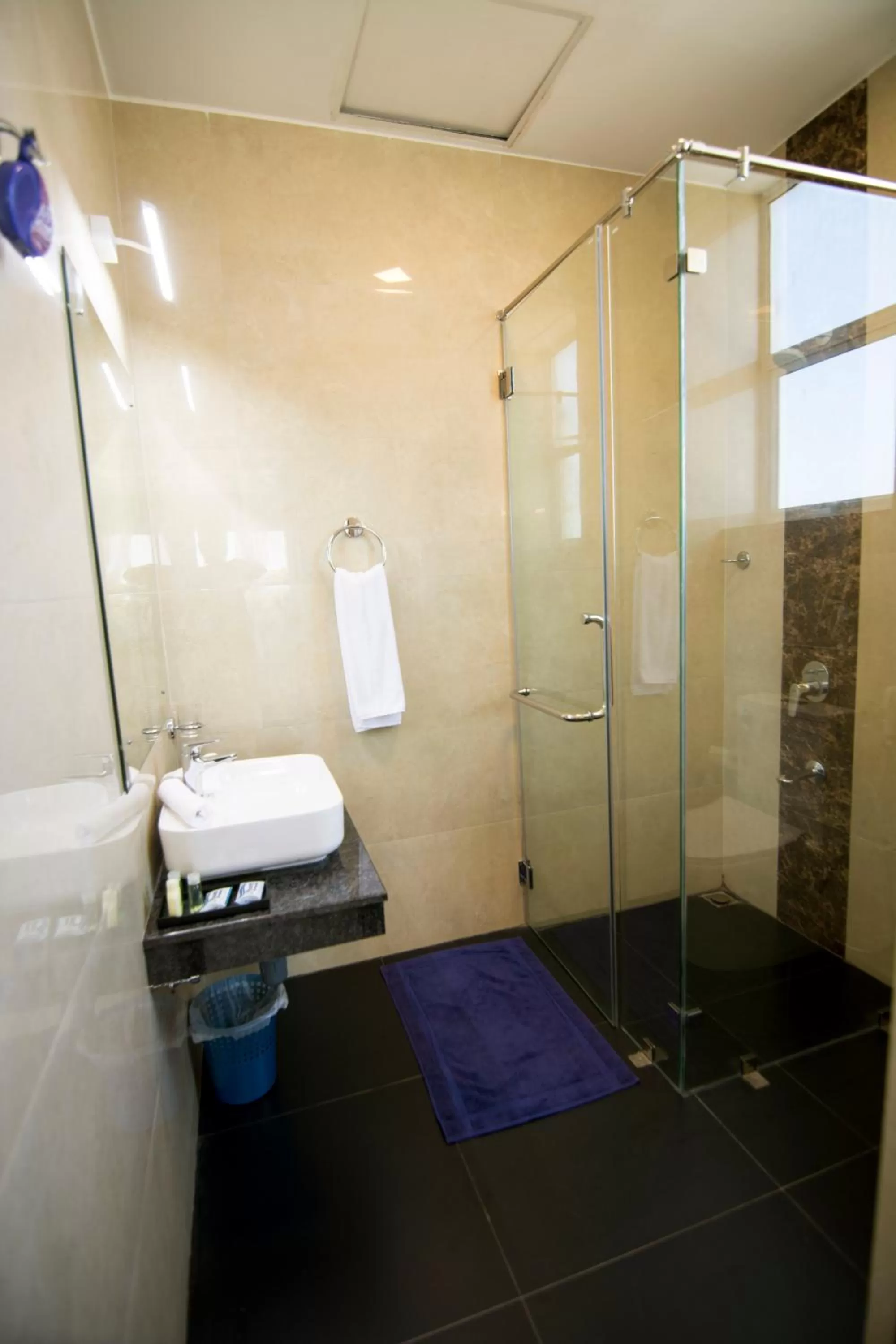 Bathroom in Mount Breeze Hotel