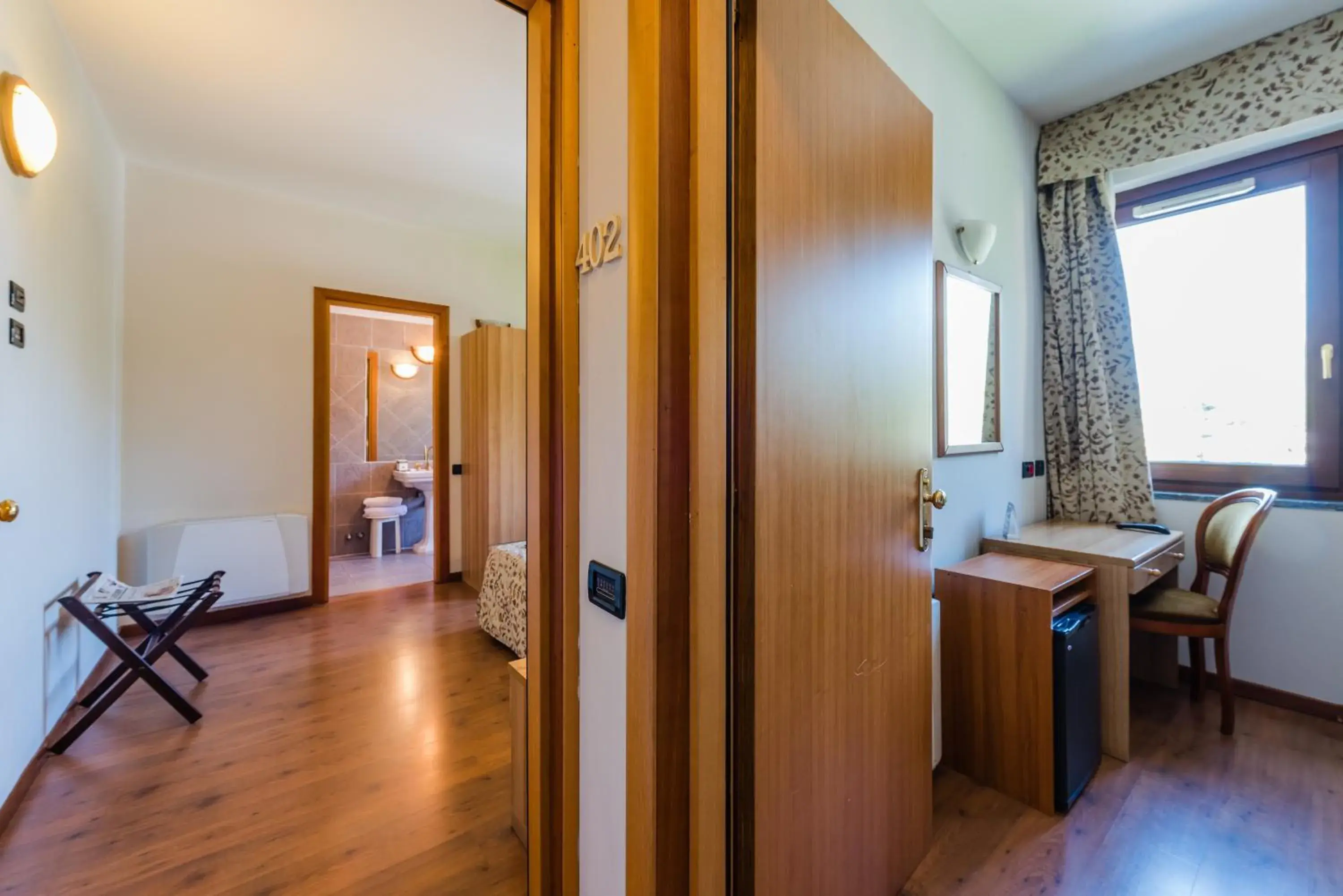 Shower, TV/Entertainment Center in Hotel Au Soleil