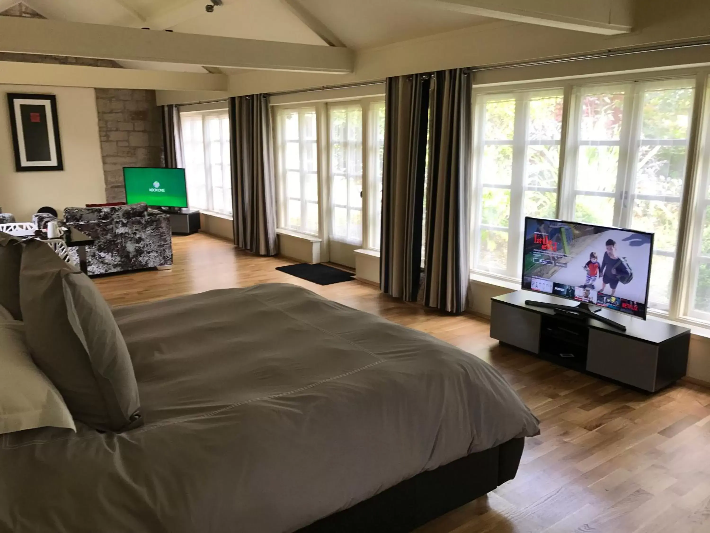 Photo of the whole room, TV/Entertainment Center in Hemples Lodge