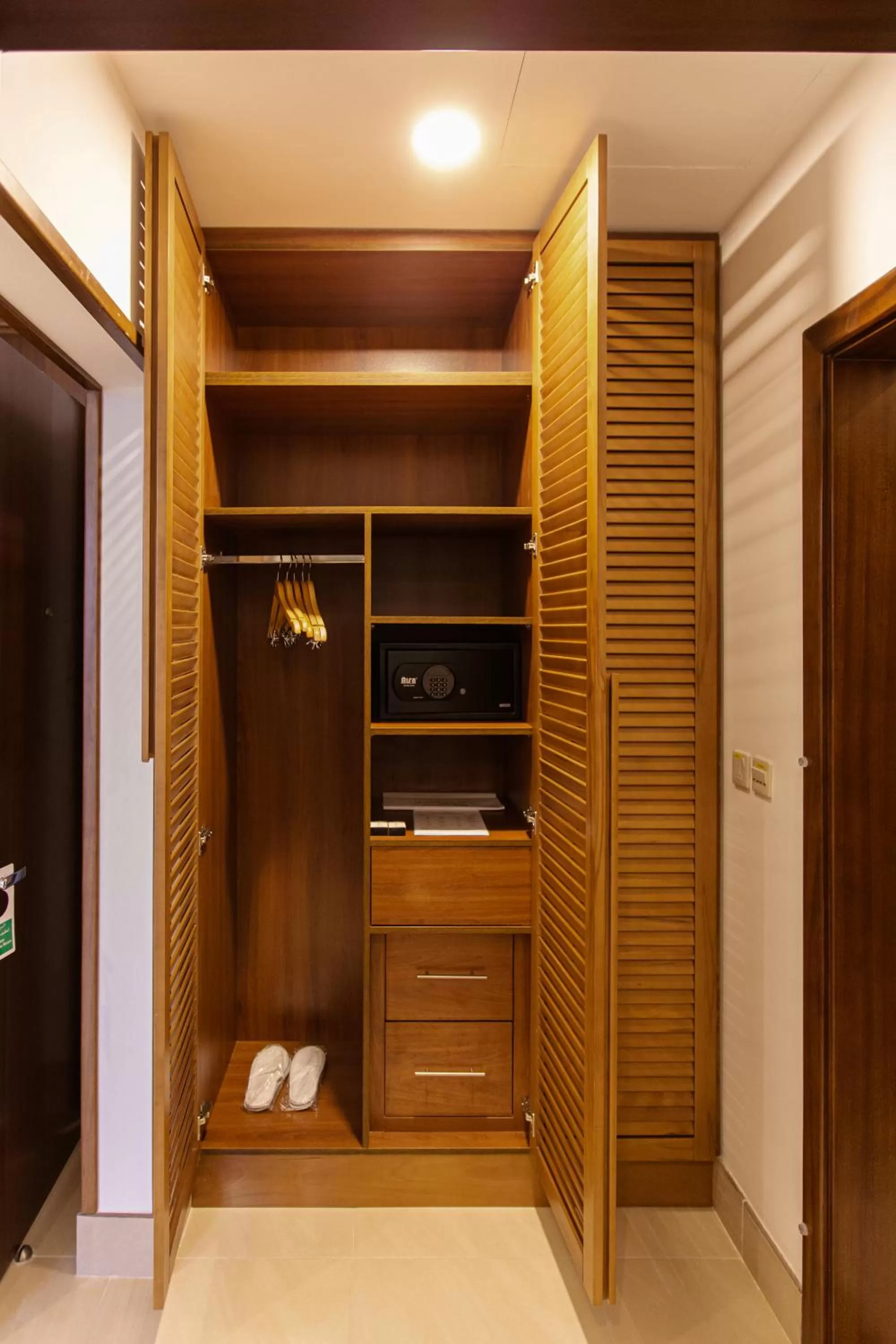 wardrobe in Sarwat Park Hotel Riyadh - Diplomatic Quarter