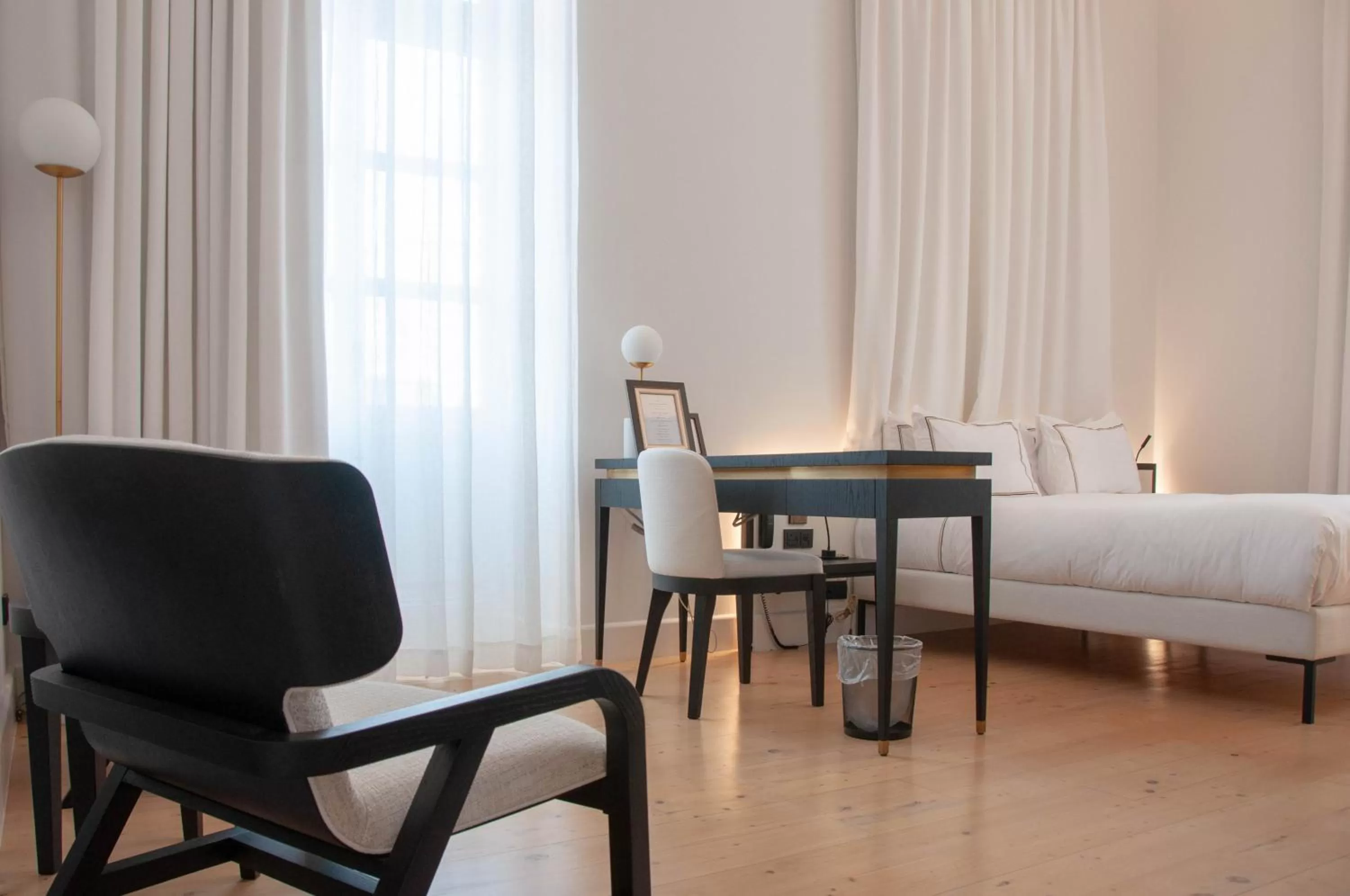 Seating area, Bed in S Paul City Hotel