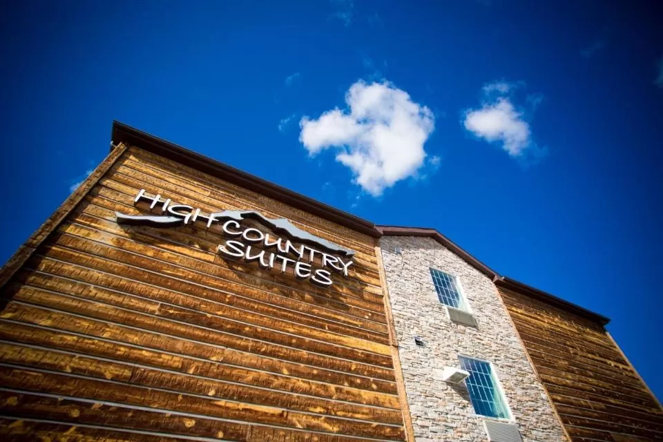 Facade/entrance in High Country Suites