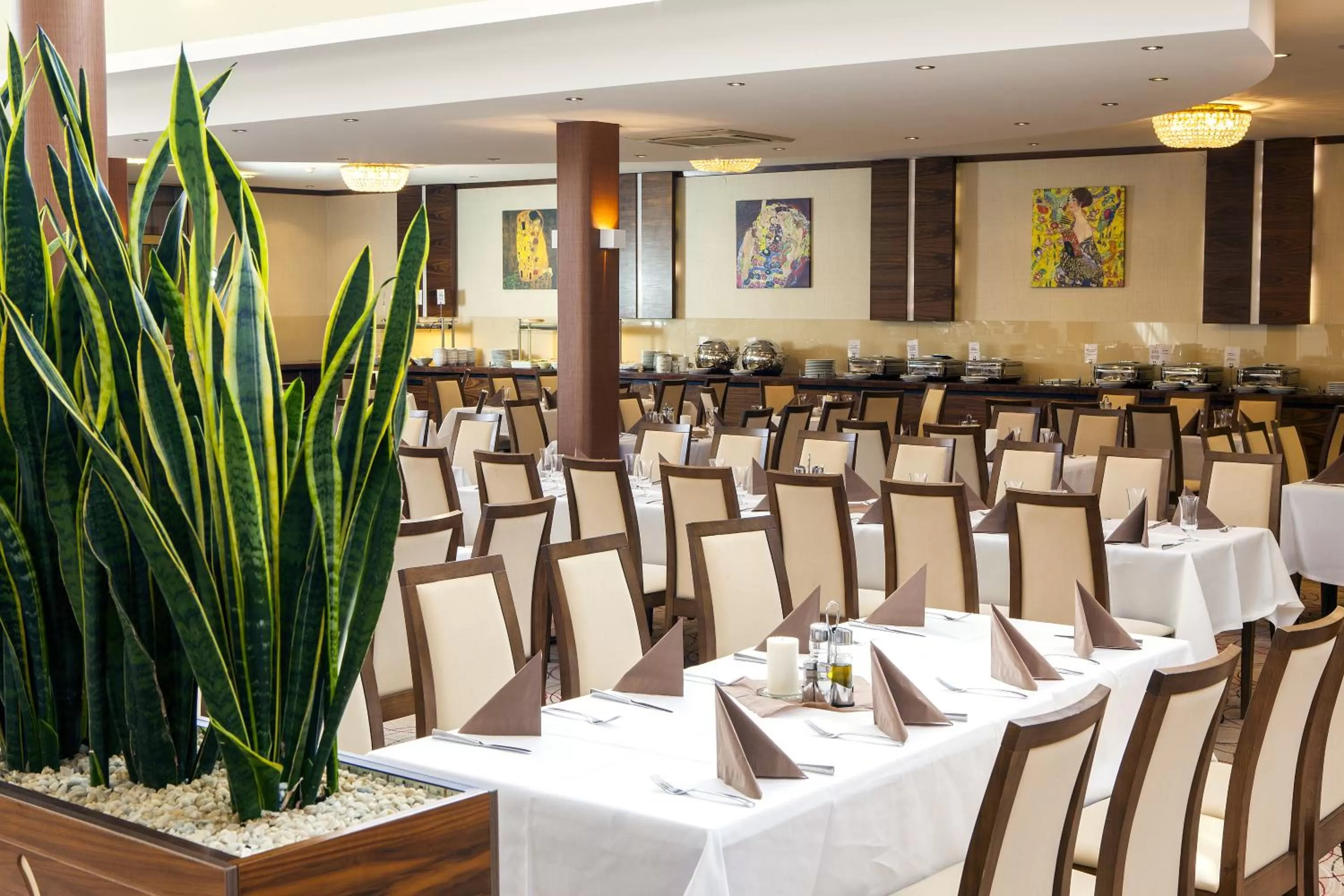 Restaurant/places to eat in Hotel Boss