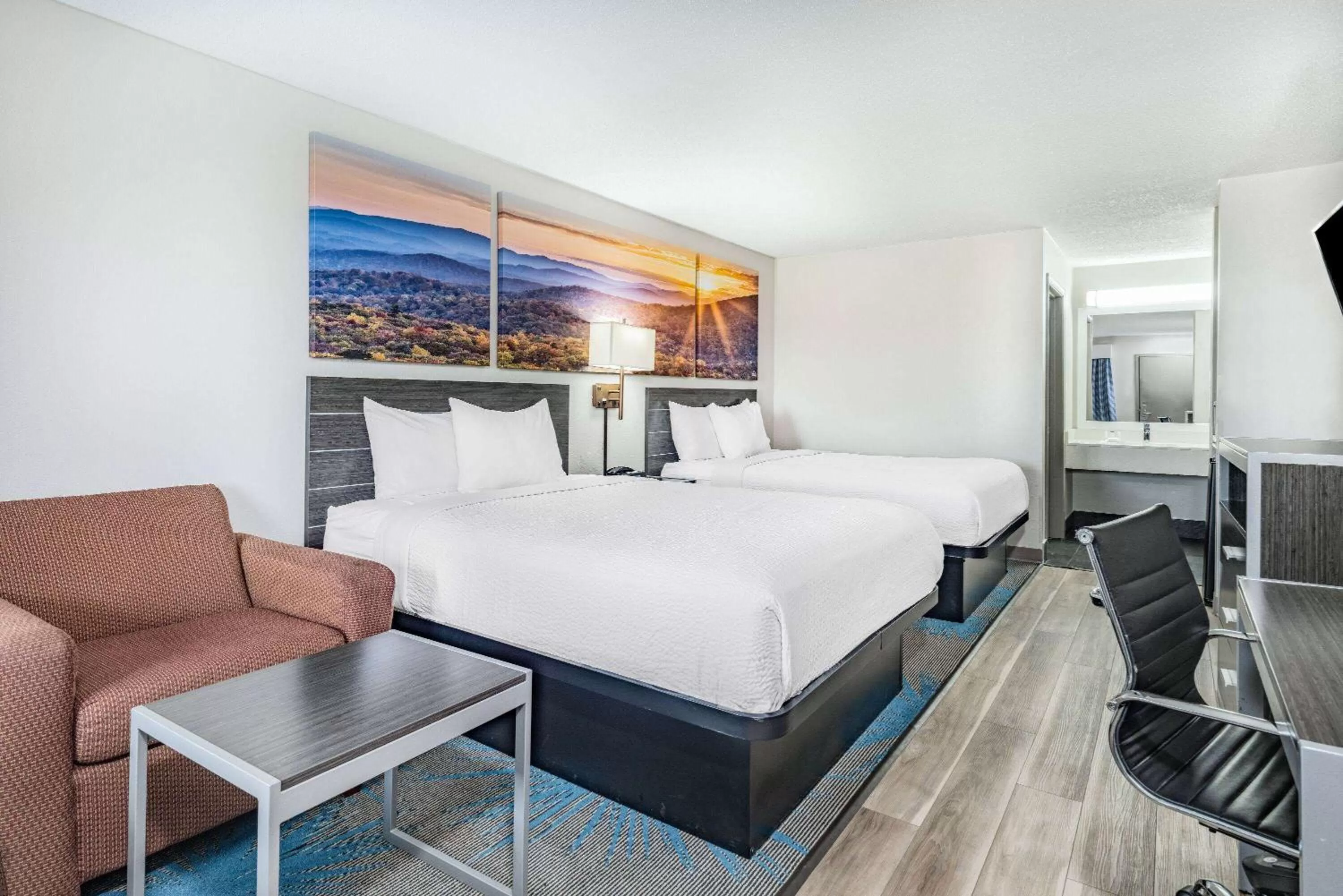 Photo of the whole room, Bed in Days Inn by Wyndham Hamilton