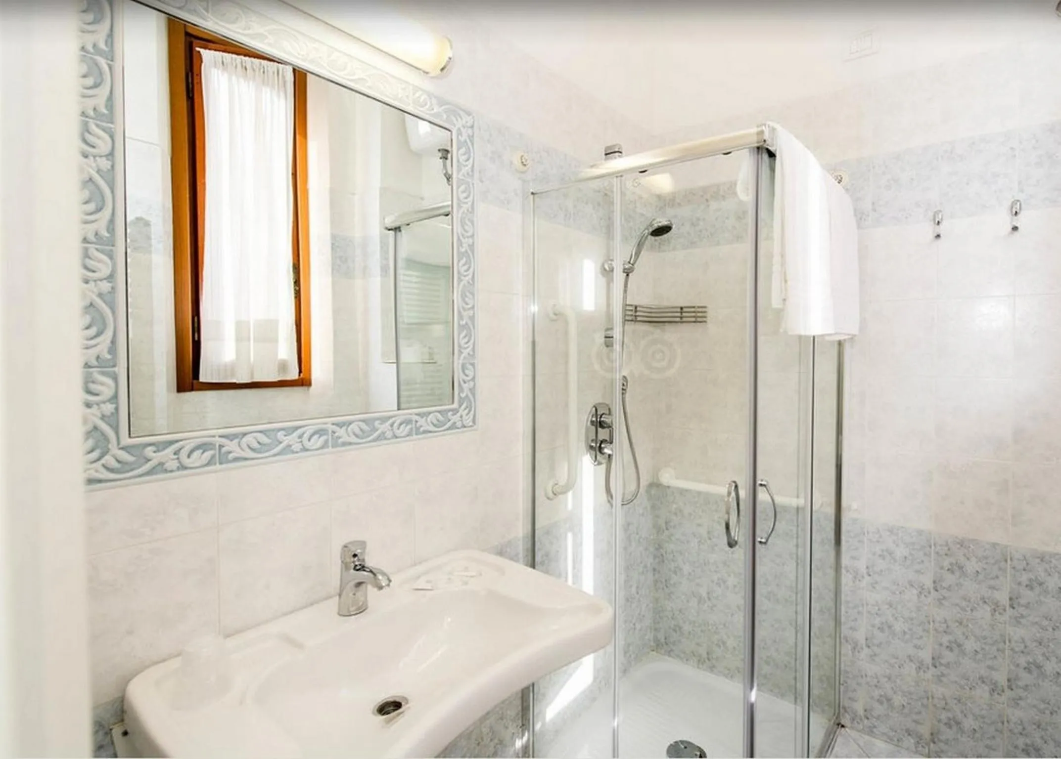 Shower in Hotel Leopolda