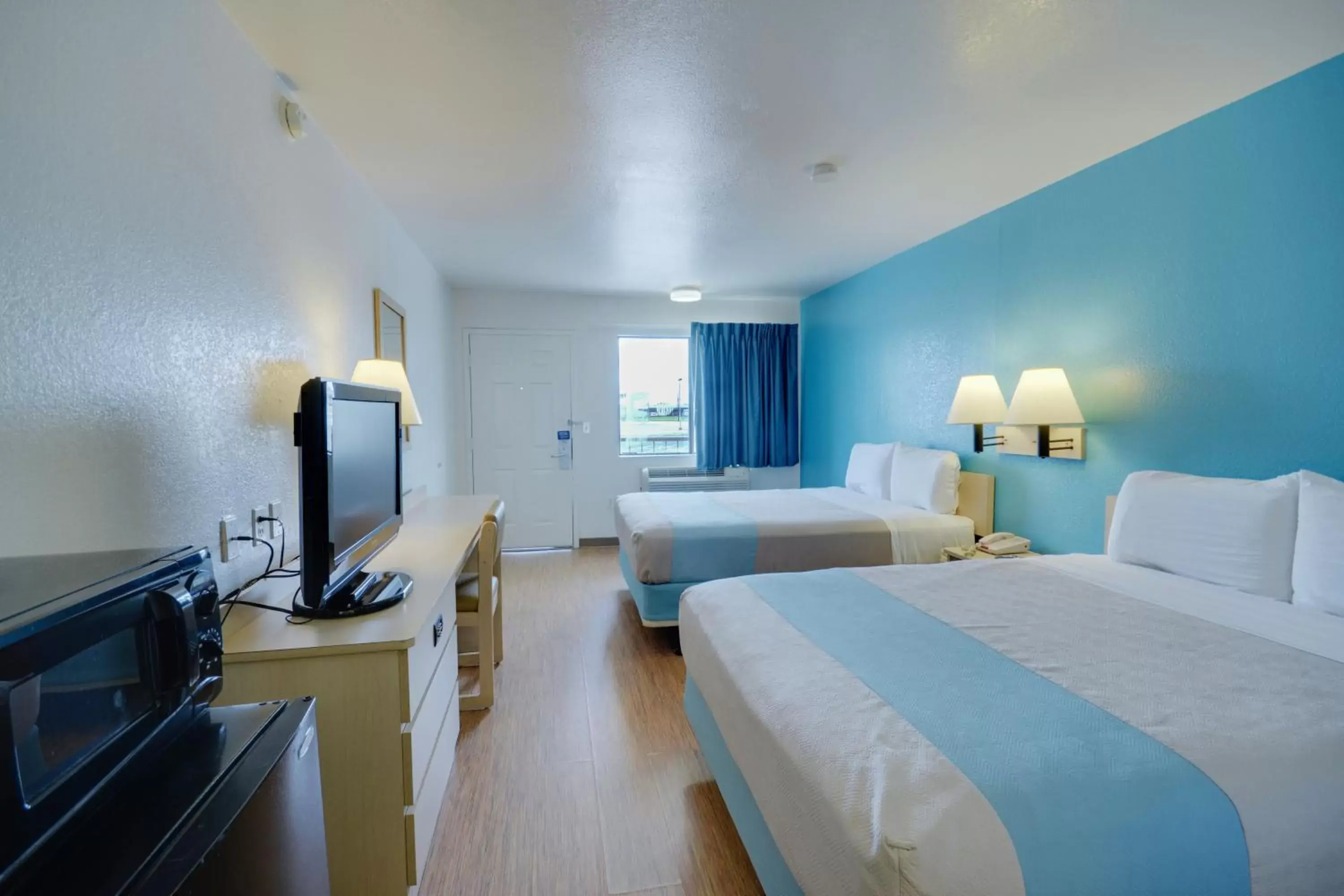 Bedroom, TV/Entertainment Center in Motel 6-Webster, TX - Houston - Nasa Lake