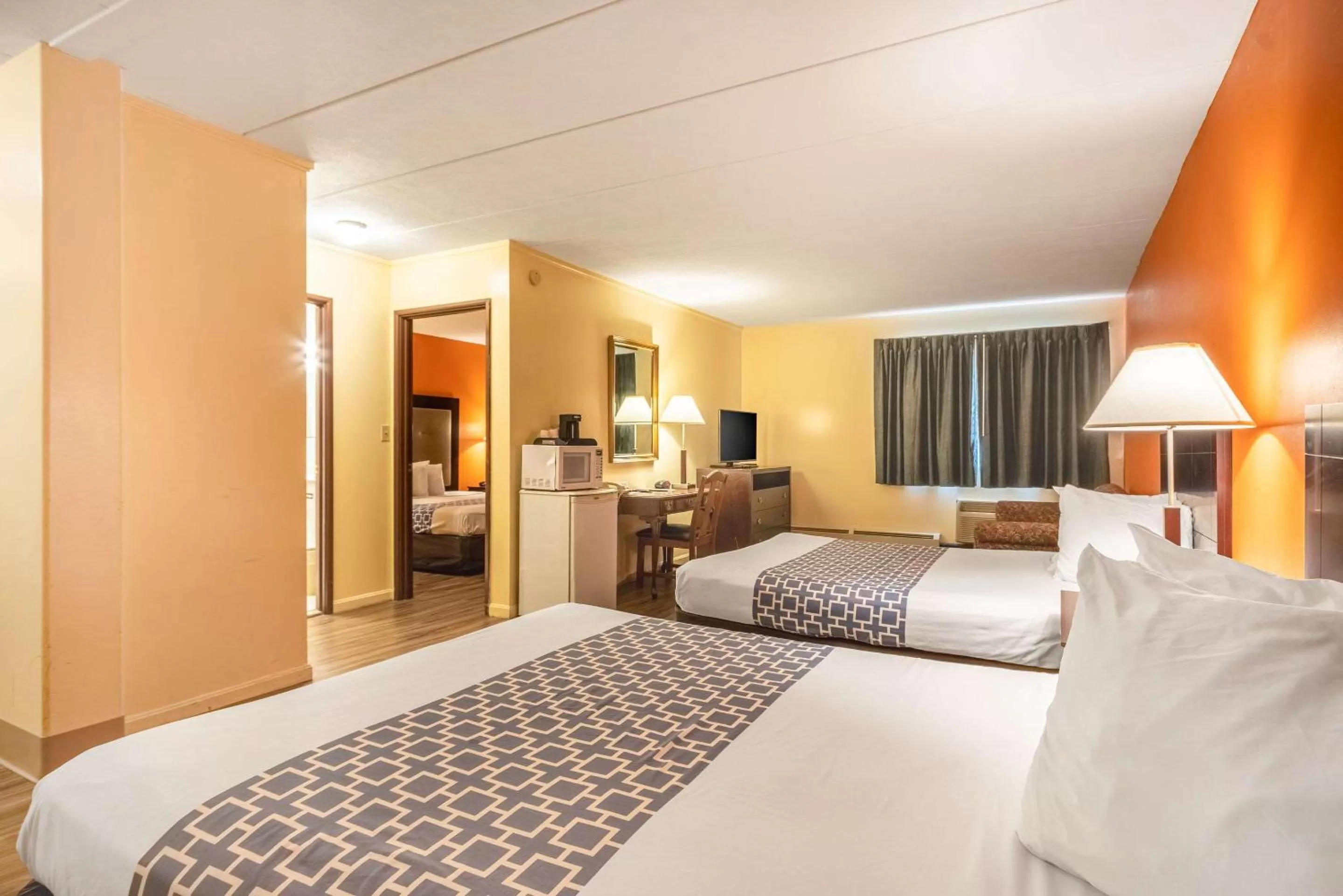 Bedroom, Bed in Econo Lodge Inn & Suites Windsor Locks Bradley Airport