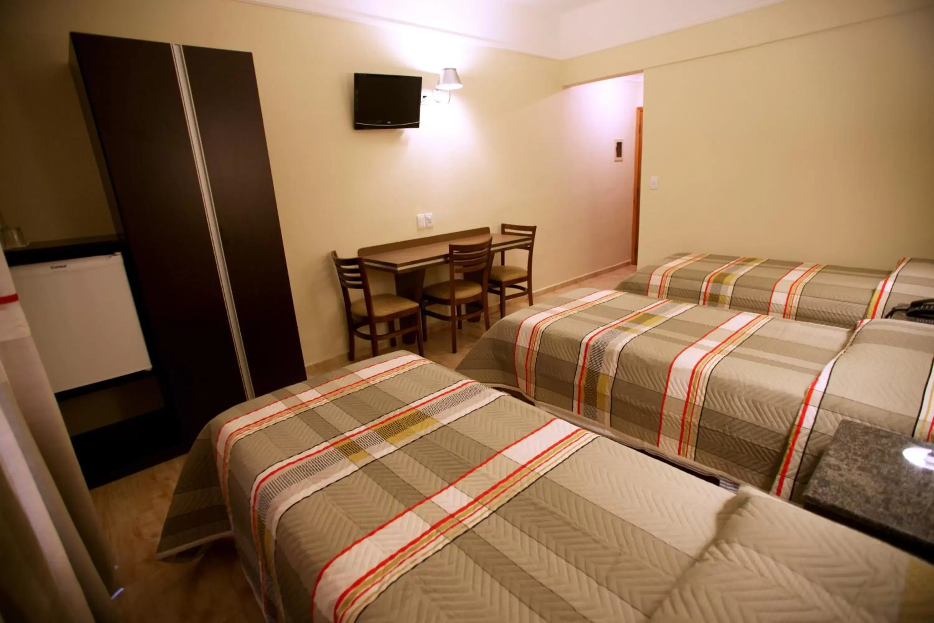 Photo of the whole room, Bed in Soneca Plaza Hotel