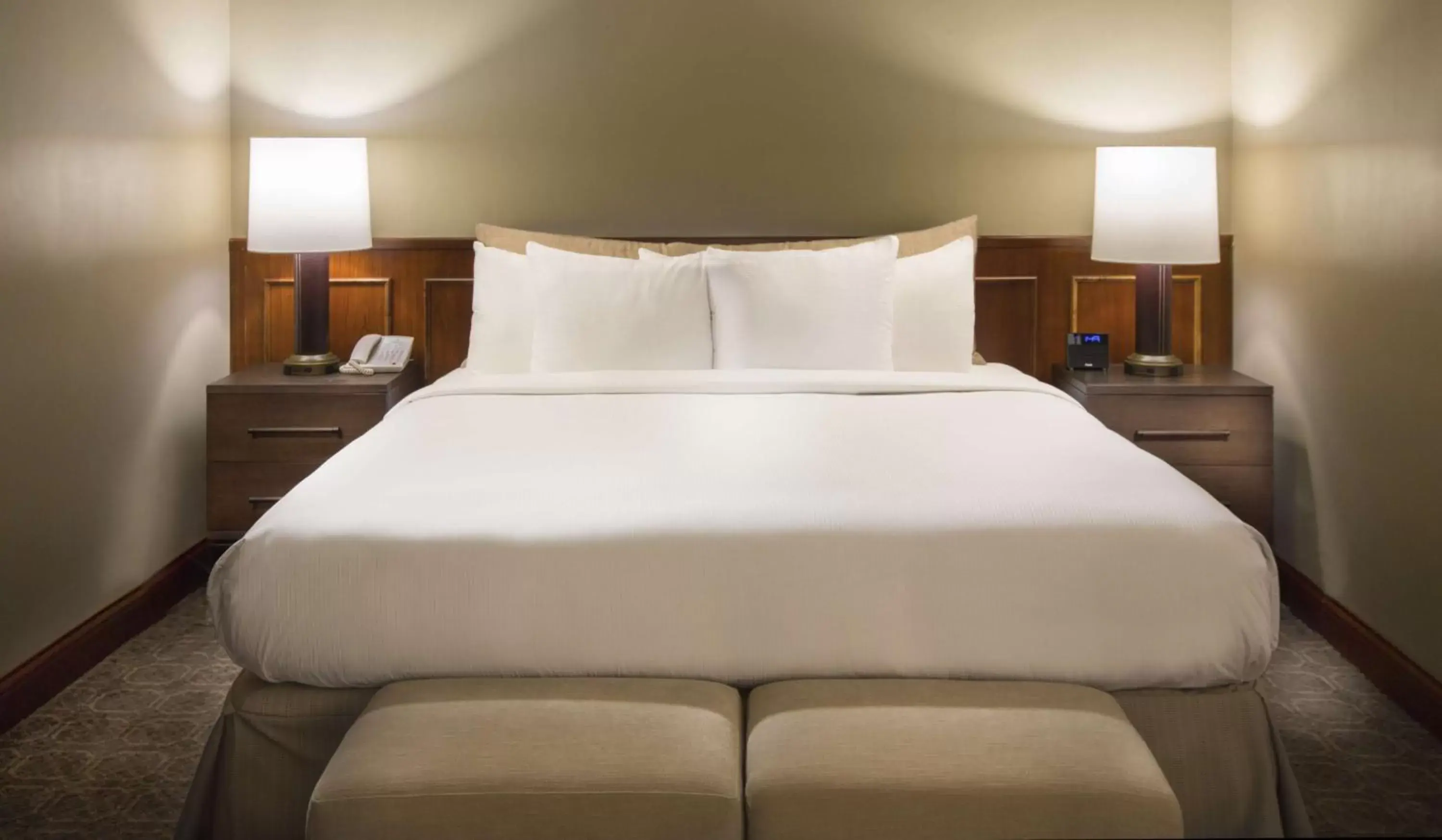 Bedroom, Bed in DoubleTree by Hilton Chicago - Oak Brook