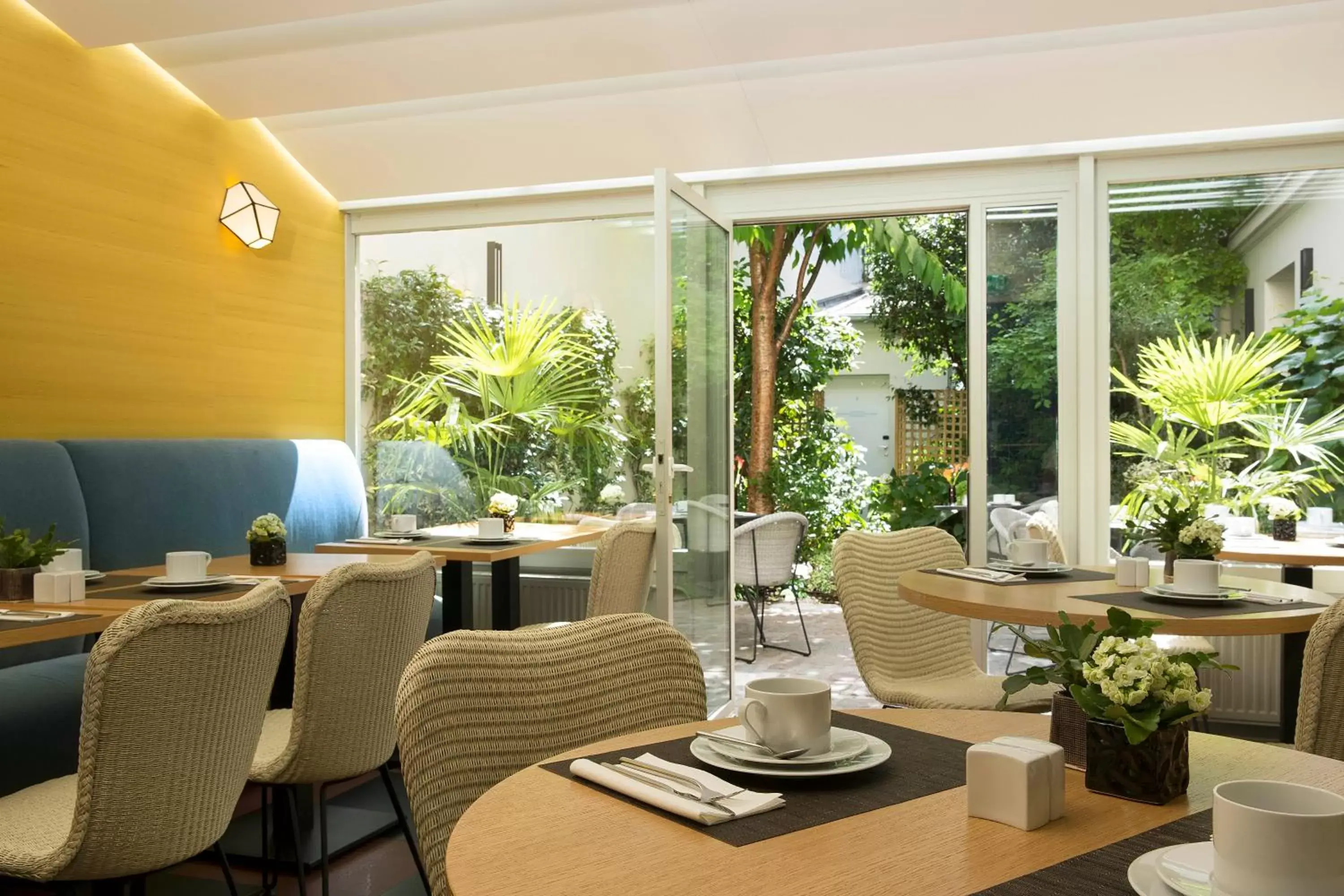Lounge or bar, Restaurant/Places to Eat in Hôtel A La Villa des Artistes