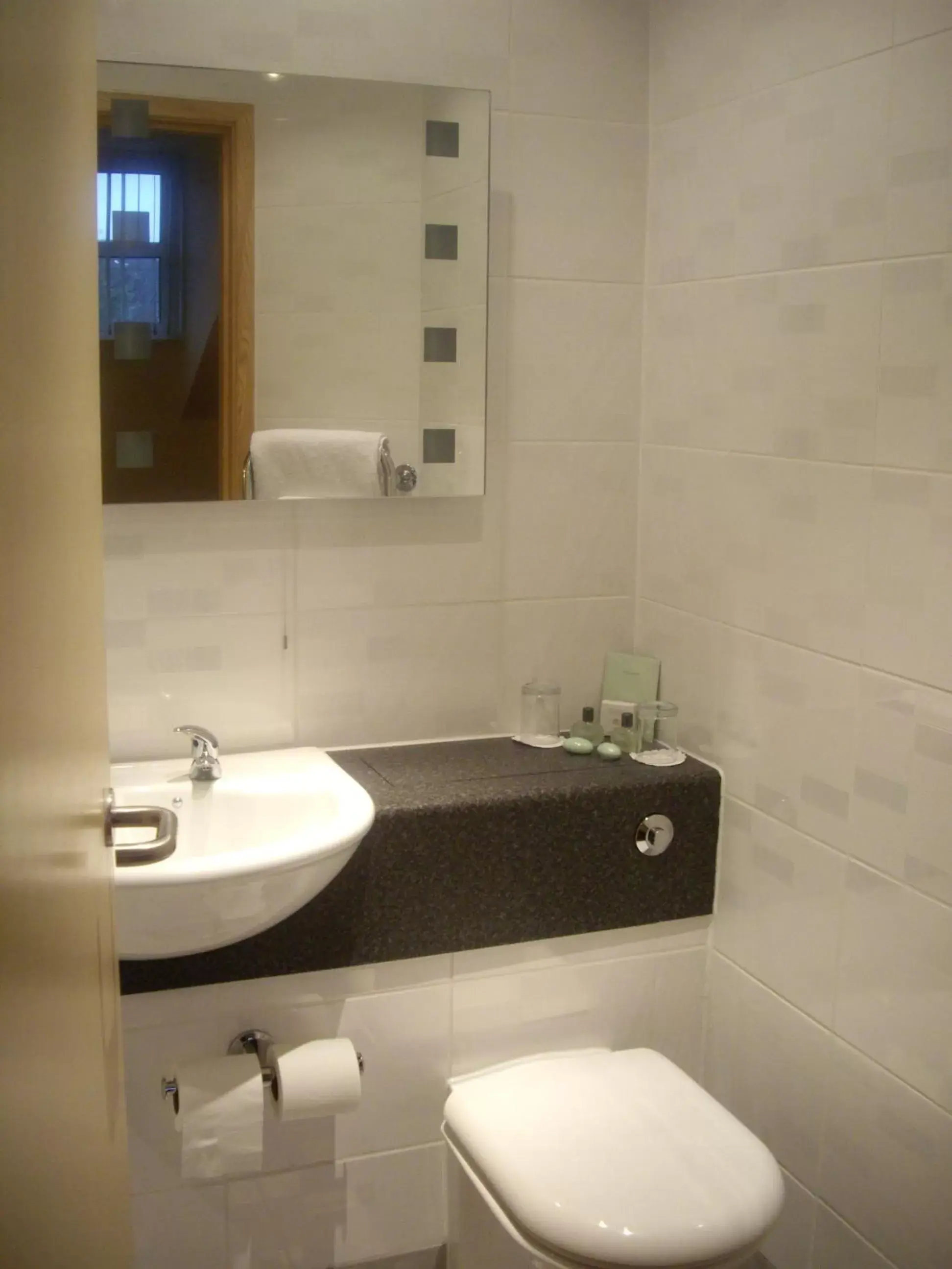 Bathroom in Corn Mill Lodge Hotel