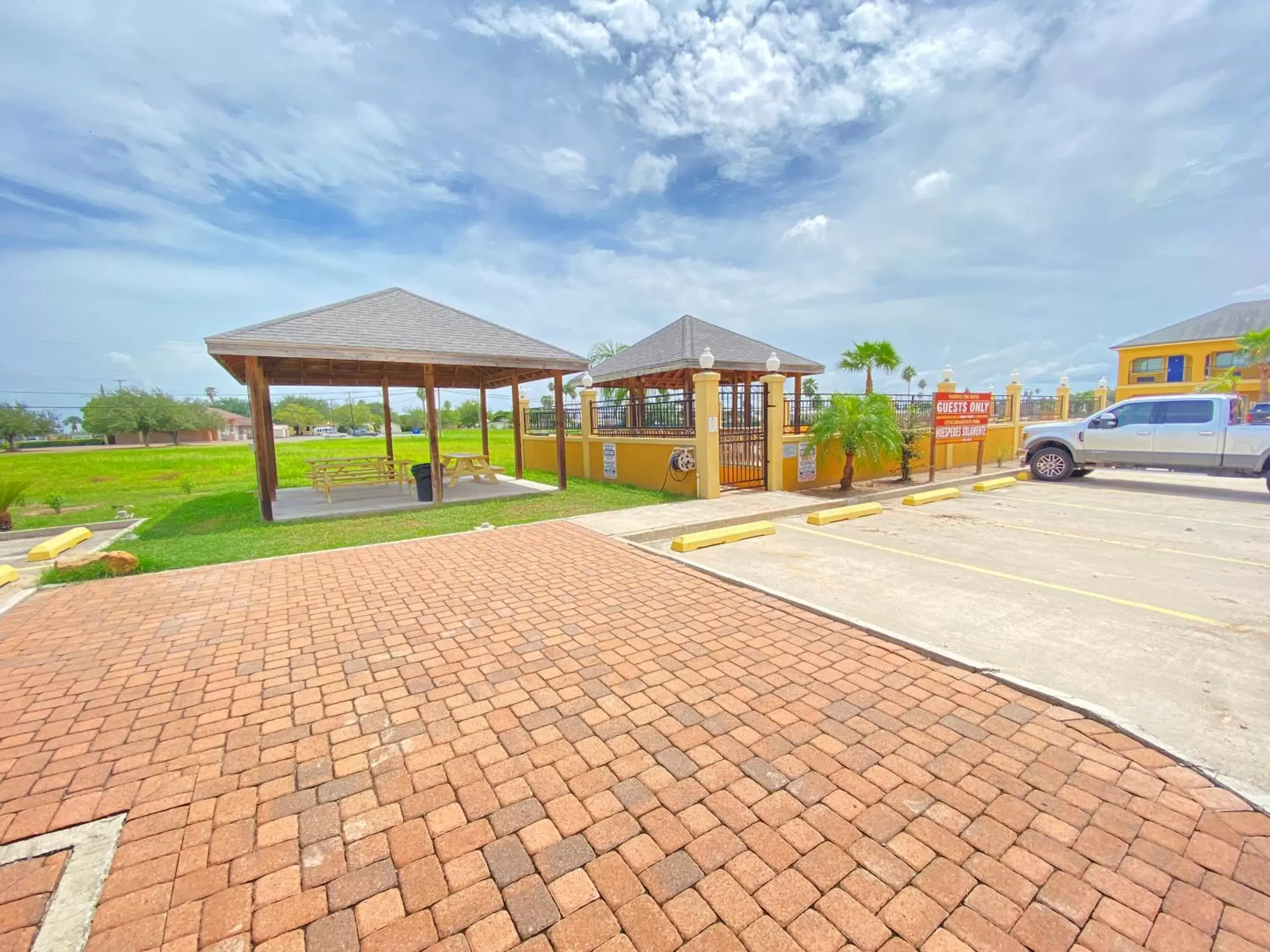 BBQ facilities, Property Building in Weslaco Inn - Weslaco/Mercedes