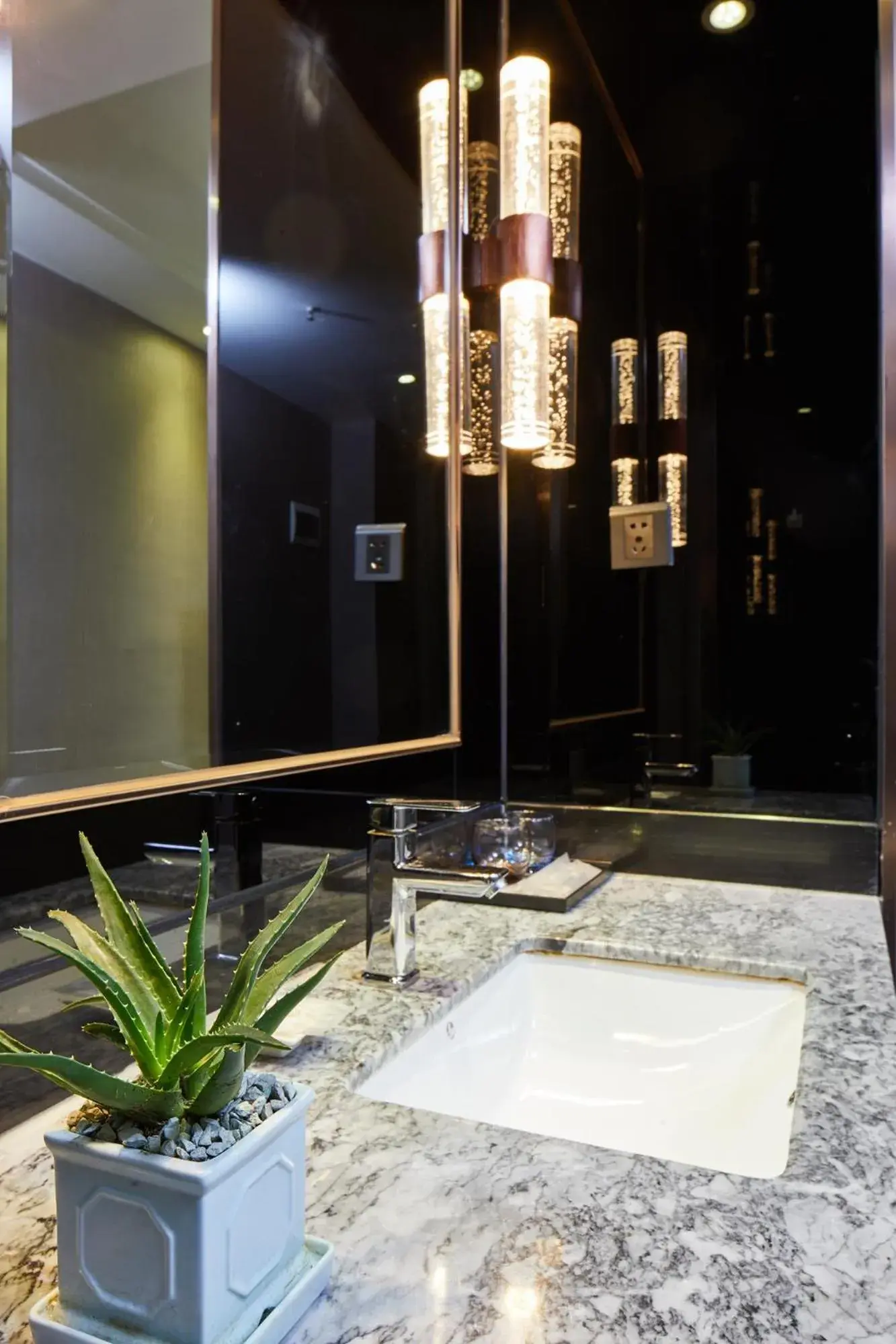 Bathroom in INSAIL Hotel (Shenzhen Dongmen Branch)