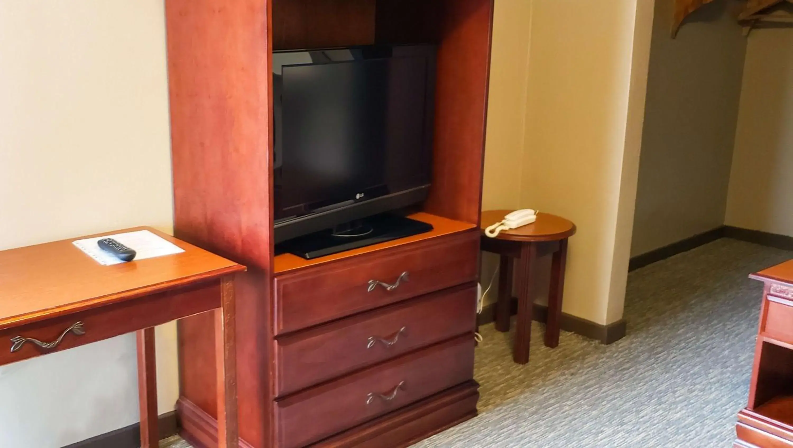 Photo of the whole room, TV/Entertainment Center in Windmill Inn Lynden