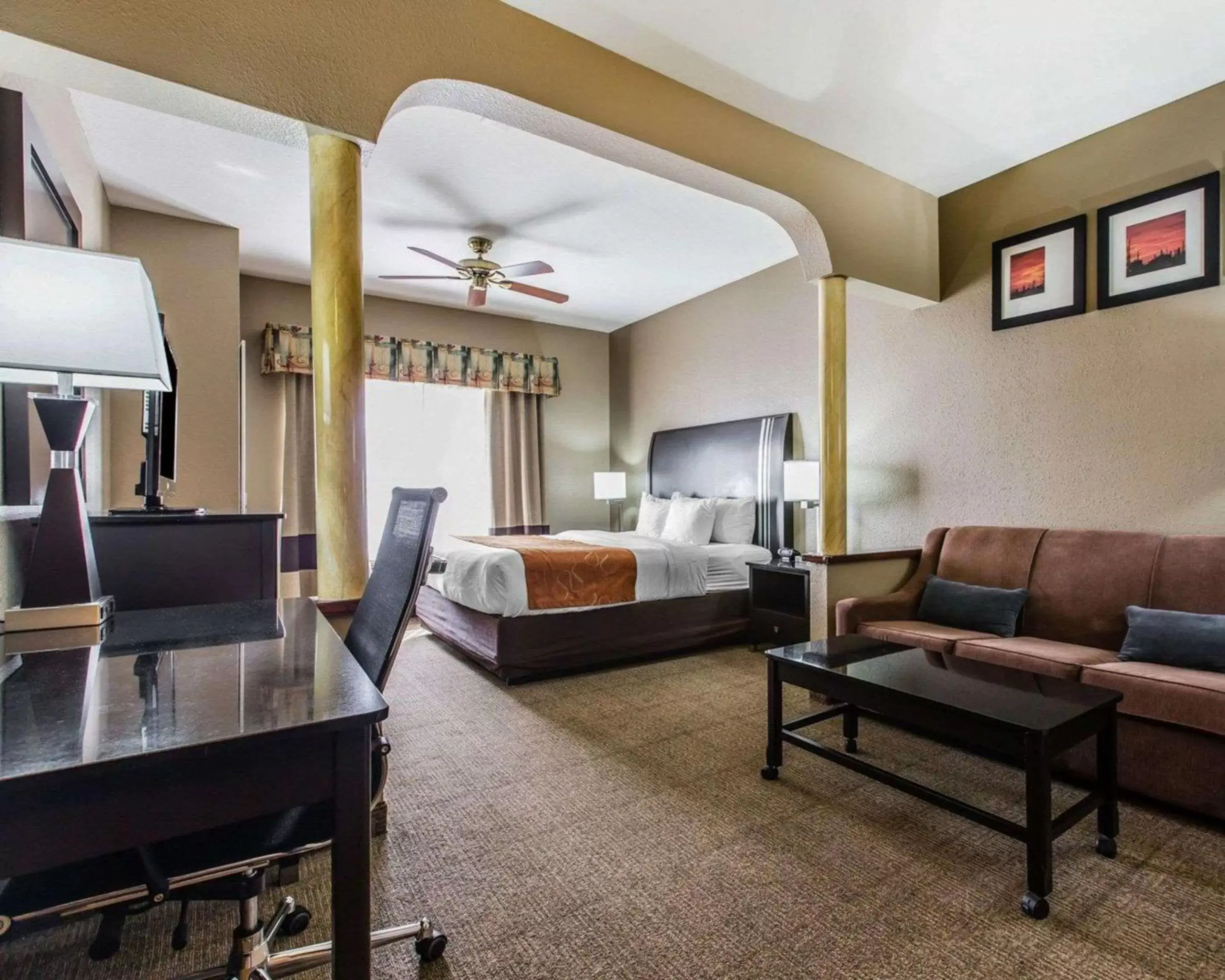 Bedroom, Seating Area in Comfort Suites Bakersfield