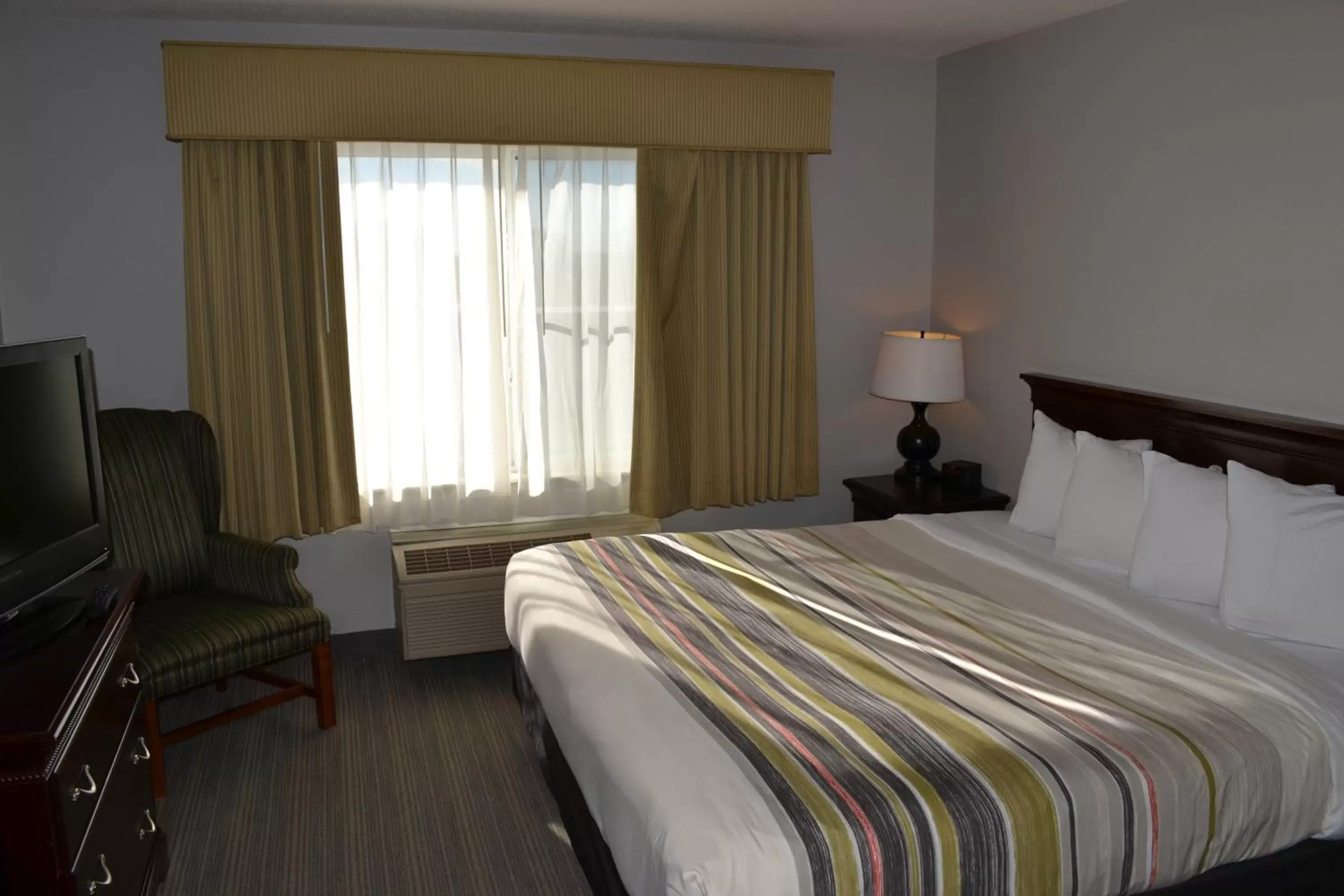 Bed in Country Inn & Suites by Radisson, Gurnee, IL