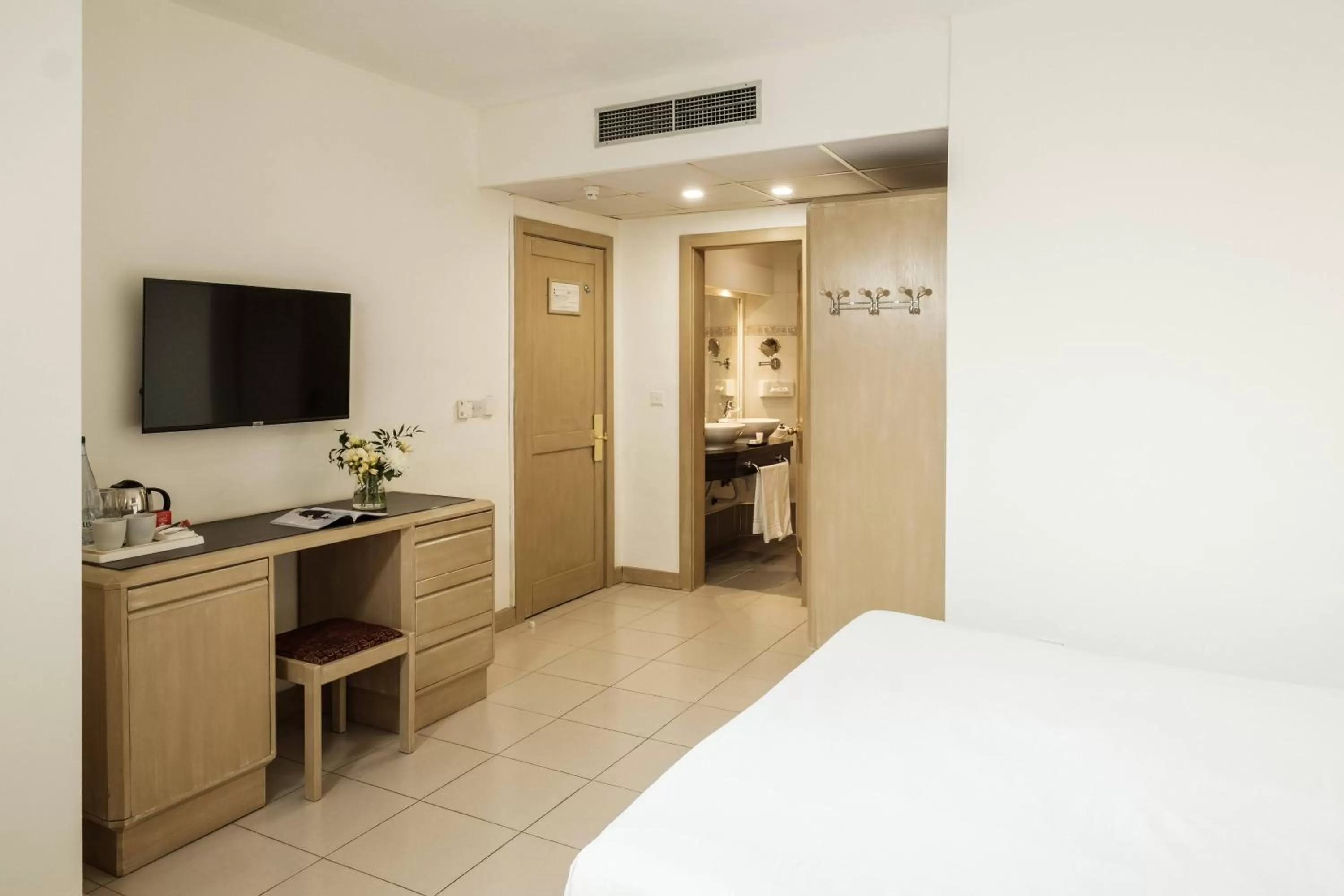 Photo of the whole room, Bed in The Diplomat Hotel