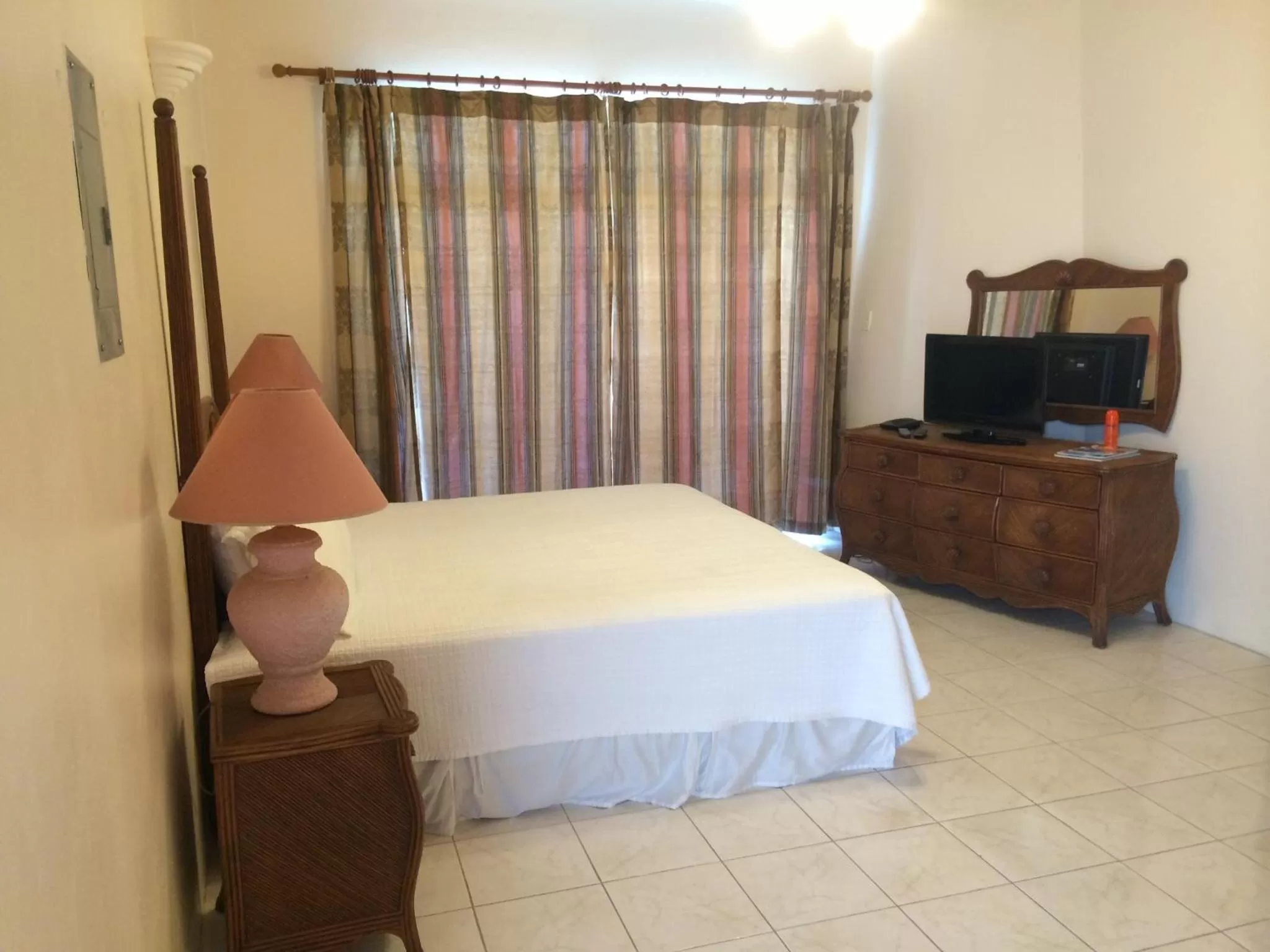 Bedroom, Bed in Fort Burt Hotel