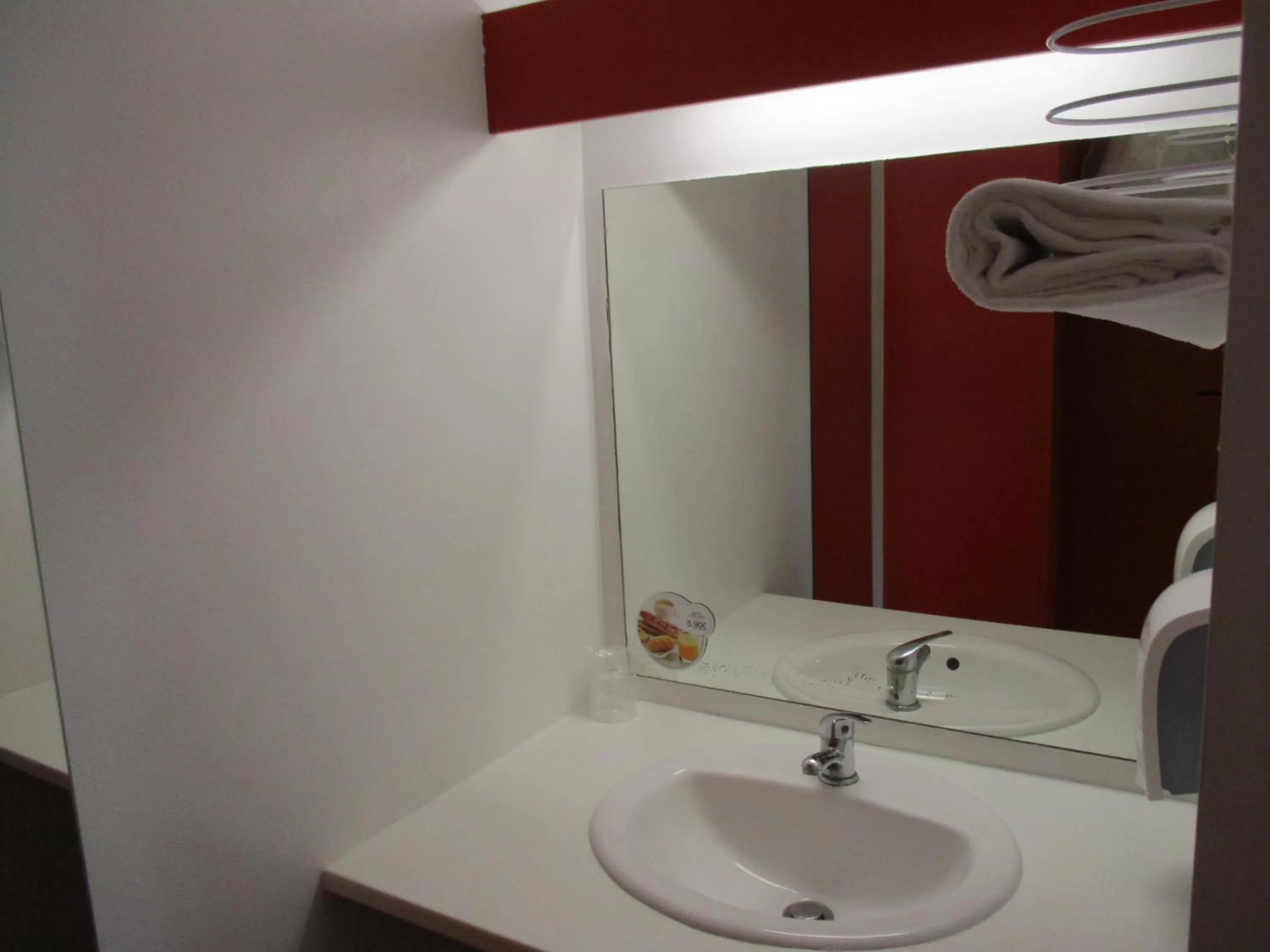 Bathroom in Première Classe Cherbourg - Tourlaville