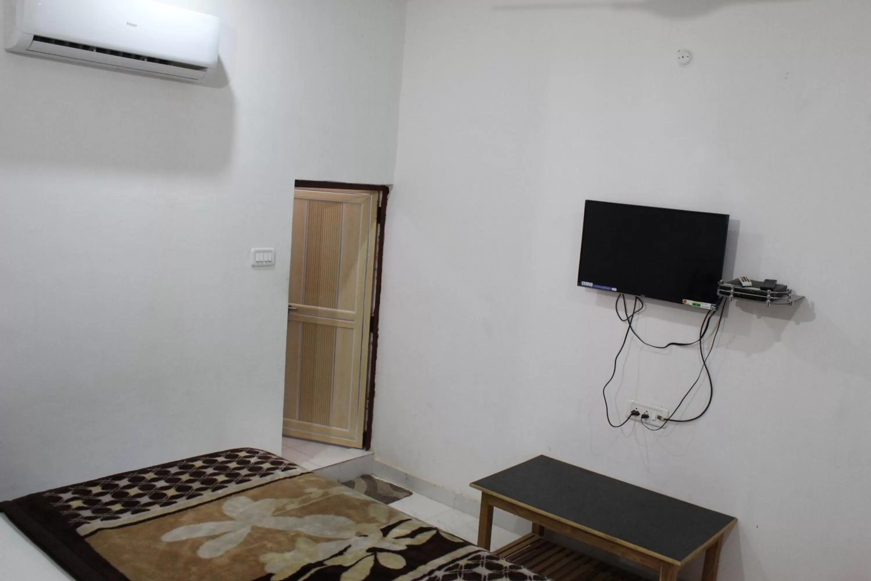 Communal lounge/ TV room in Hotel Sunset